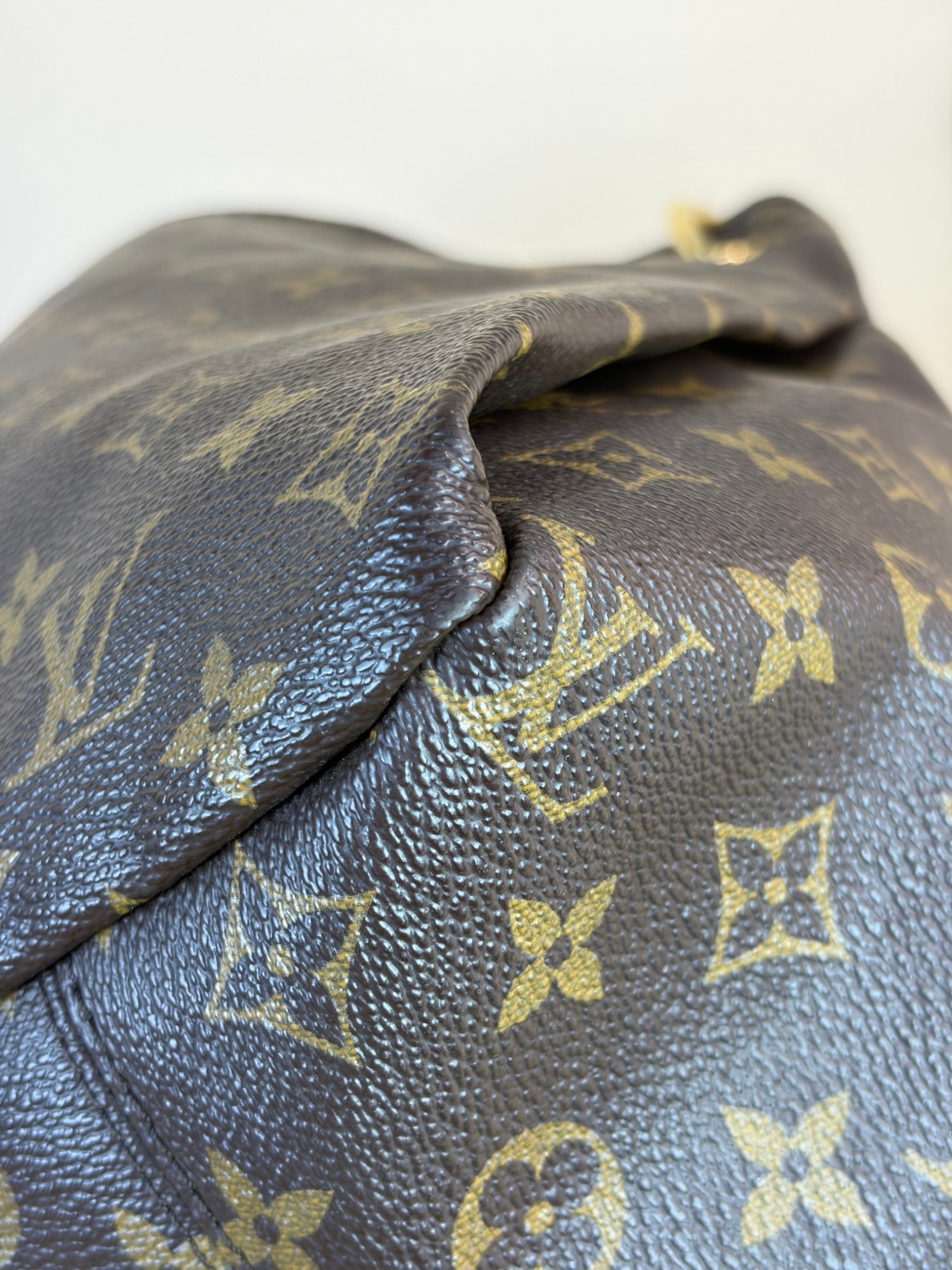 Louis Vuitton Monogram Artsy MM Shoulder Bag