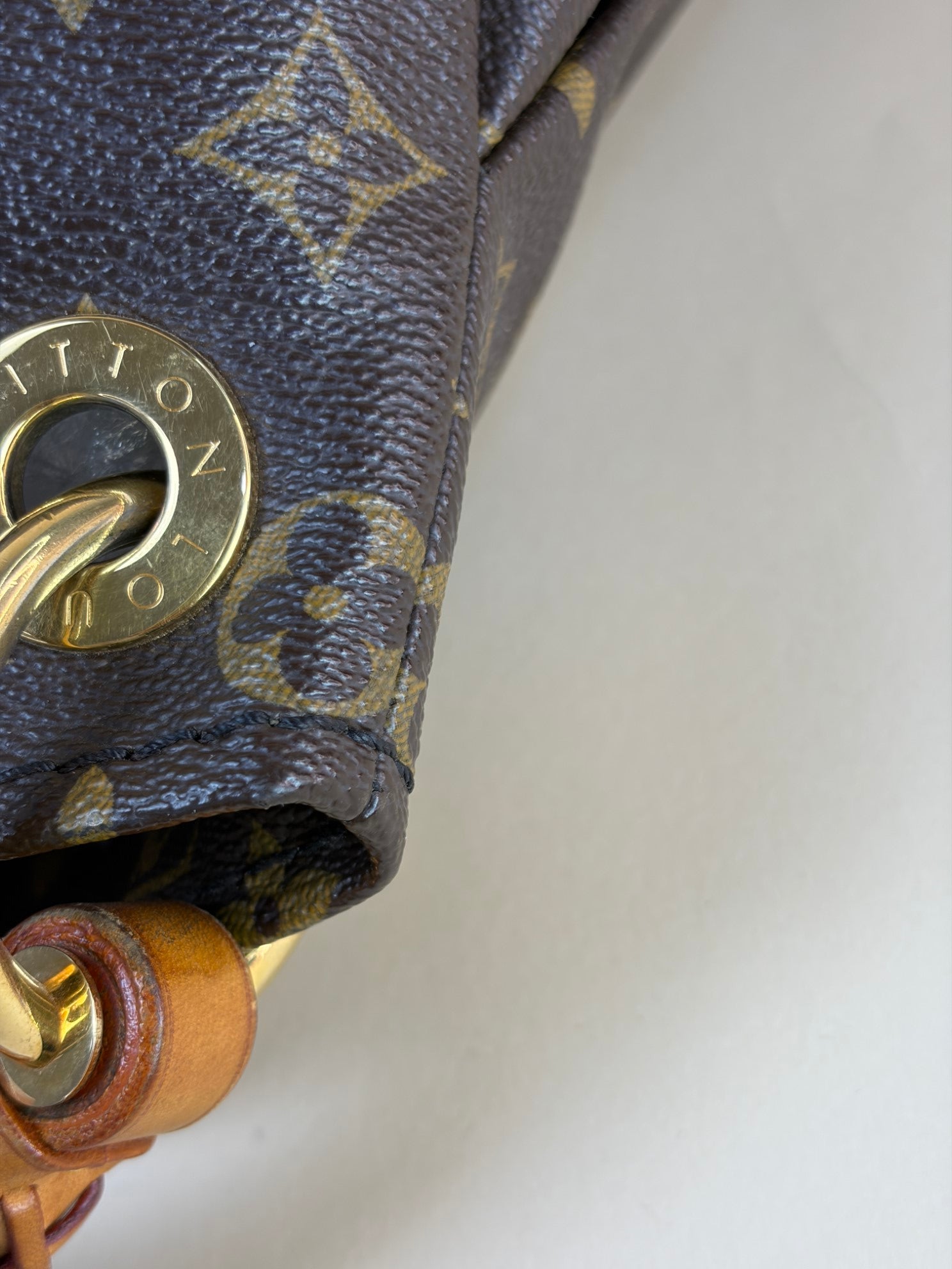 Louis Vuitton Monogram Artsy MM Shoulder Bag