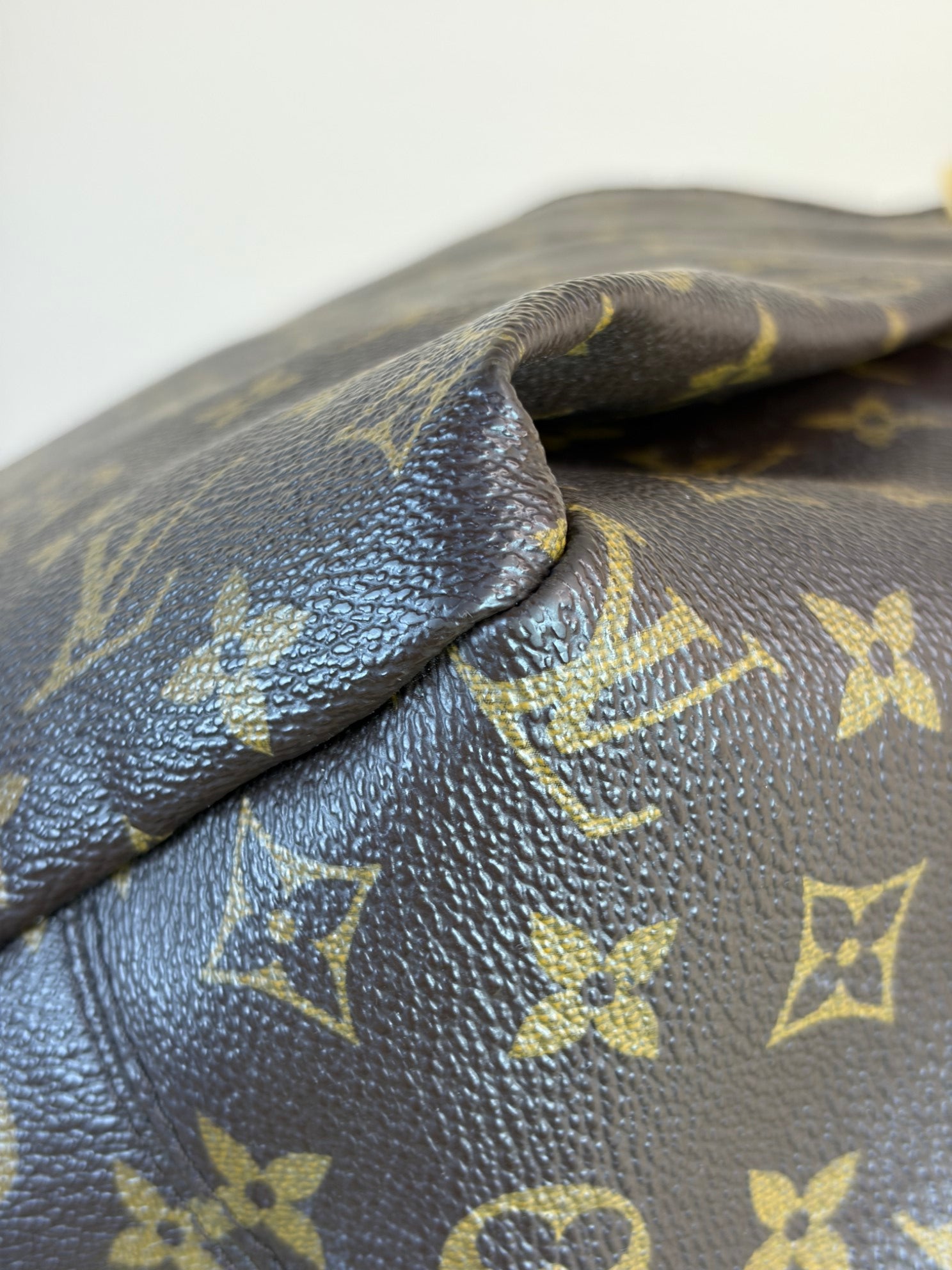 Louis Vuitton Monogram Artsy MM Shoulder Bag