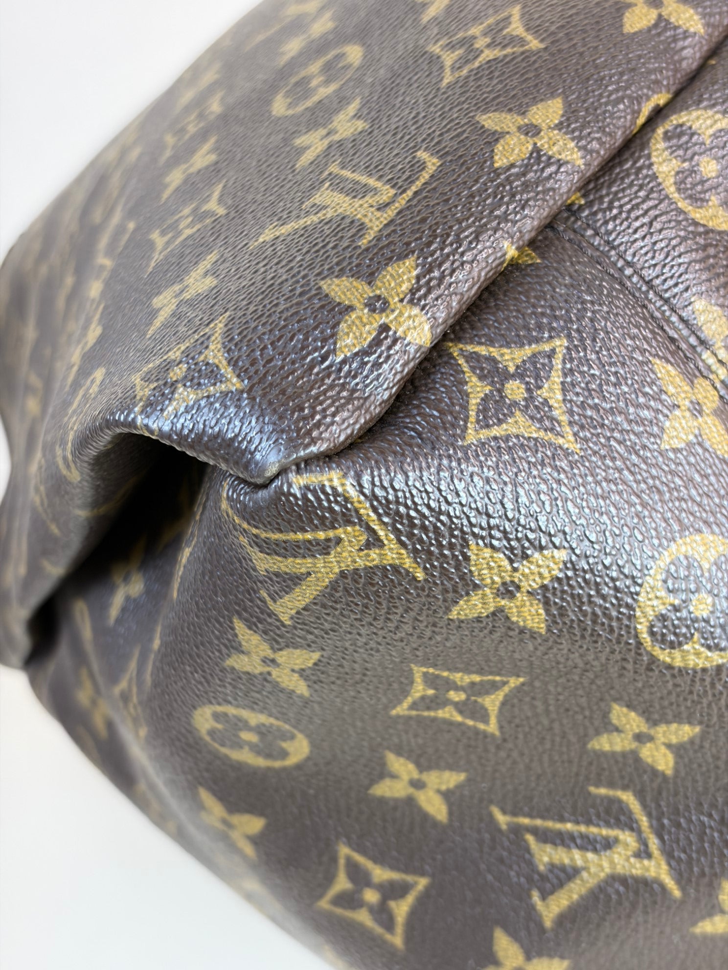 Louis Vuitton Monogram Artsy MM Shoulder Bag