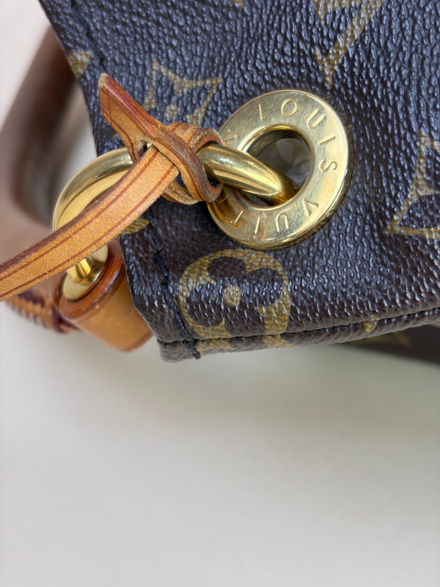 Louis Vuitton Monogram Artsy MM Shoulder Bag