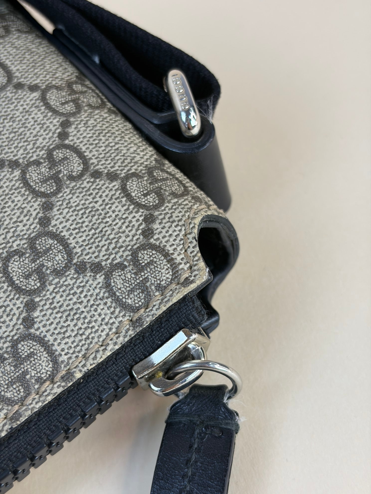 Gucci Bicolor GG Supreme Flat Messenger Shoulder Bag