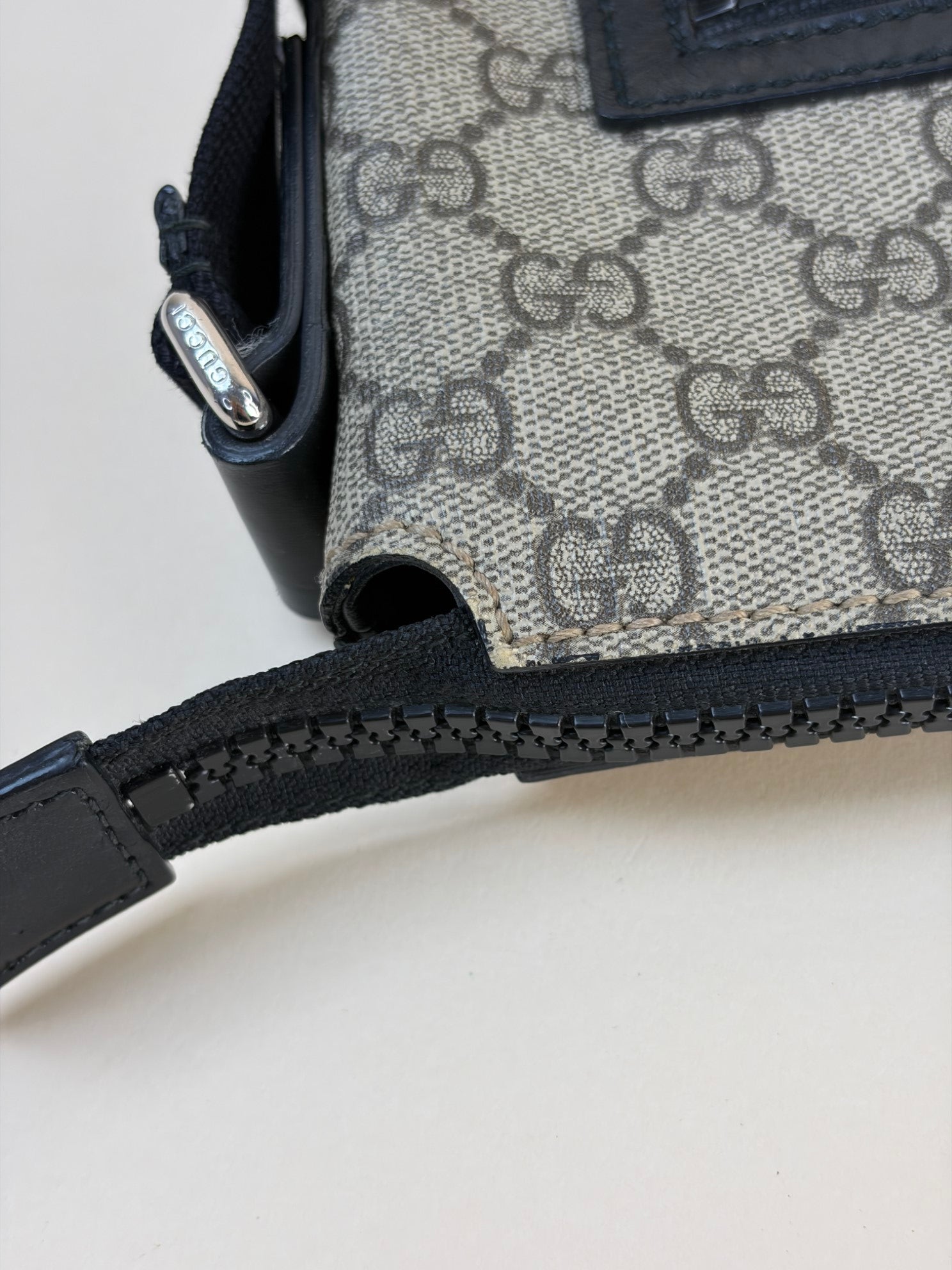 Gucci Bicolor GG Supreme Flat Messenger Shoulder Bag