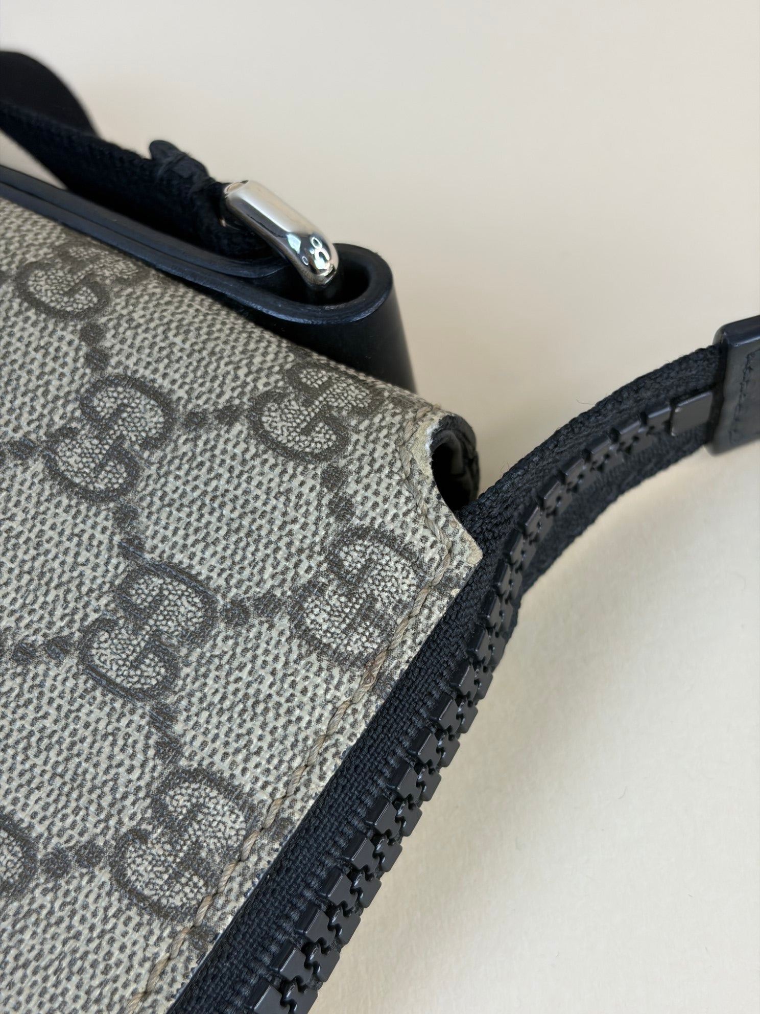 Gucci Bicolor GG Supreme Flat Messenger Shoulder Bag