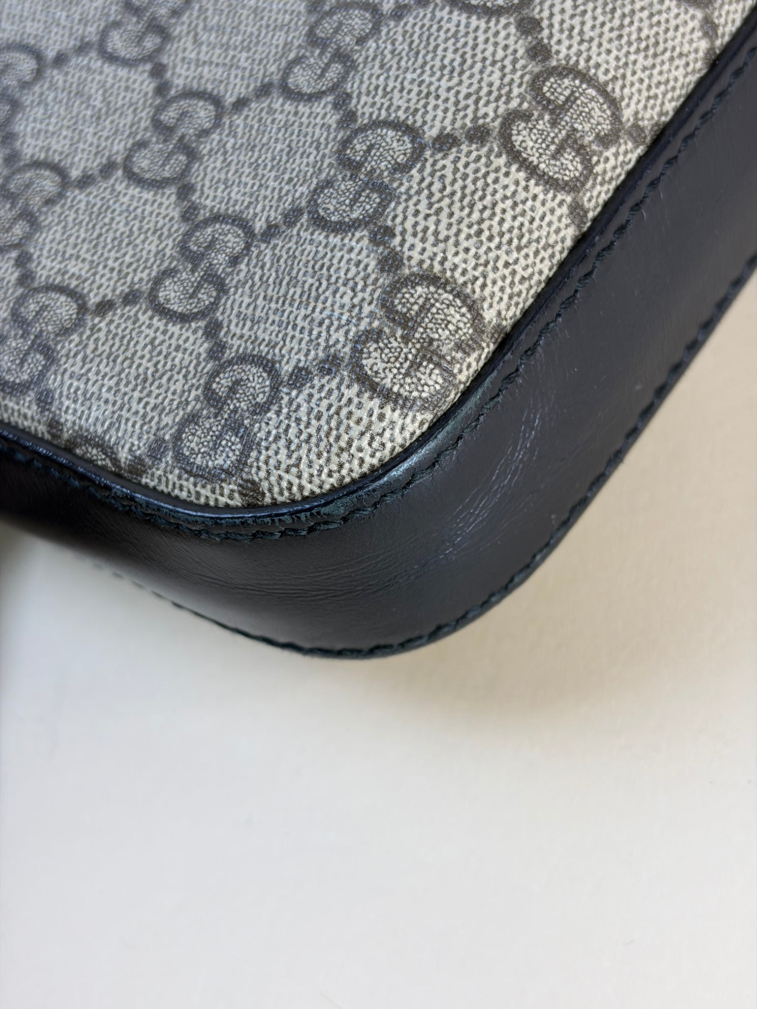 Gucci Bicolor GG Supreme Flat Messenger Shoulder Bag