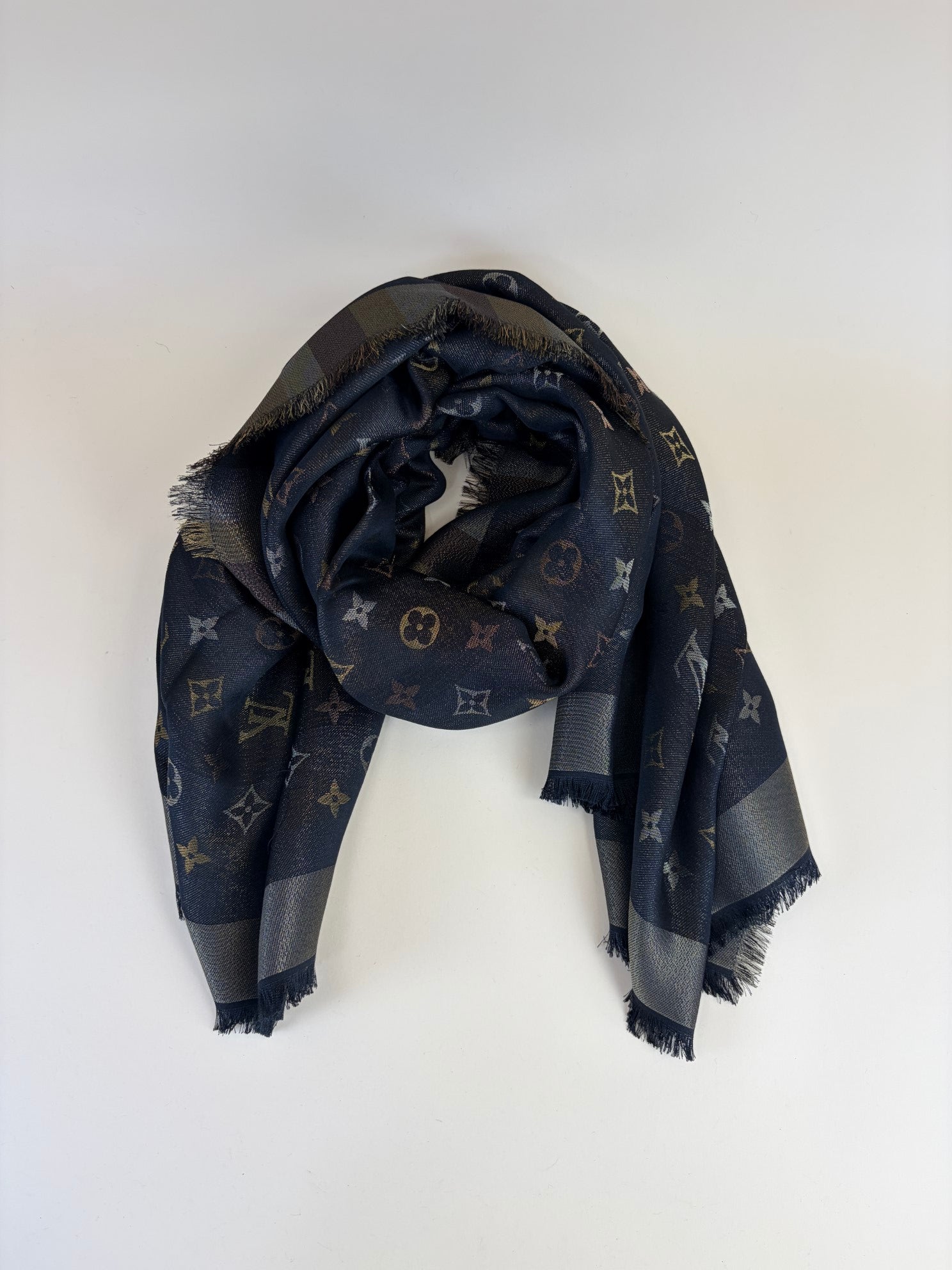 Louis Vuitton so shine black/gold Monogram Scarf