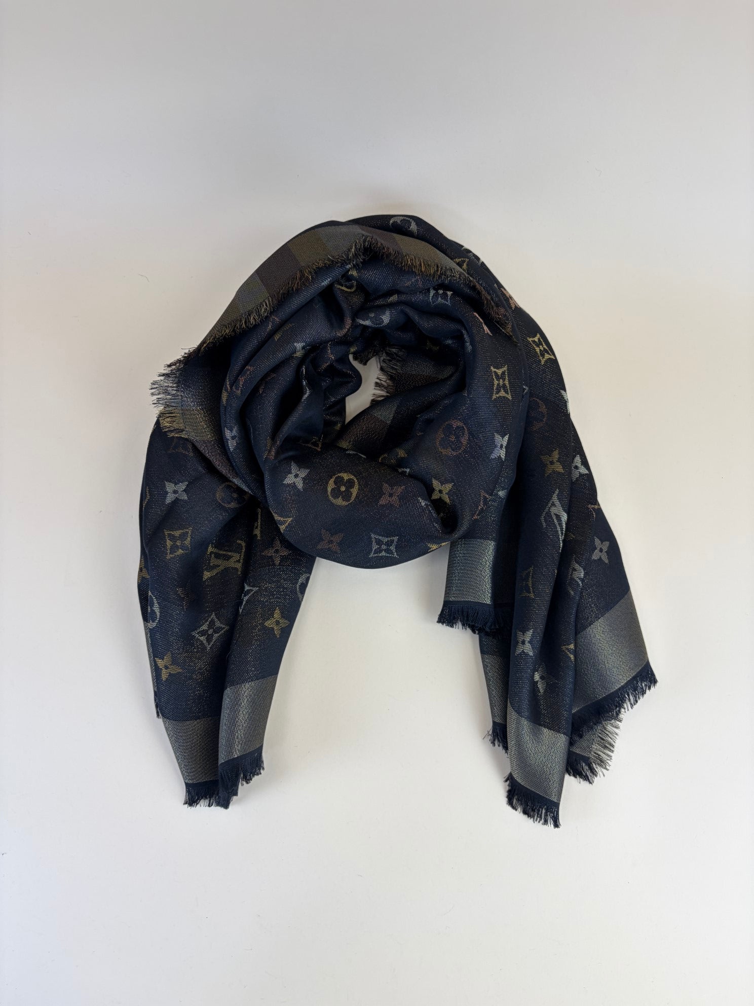 Louis Vuitton so shine black/gold Monogram Scarf