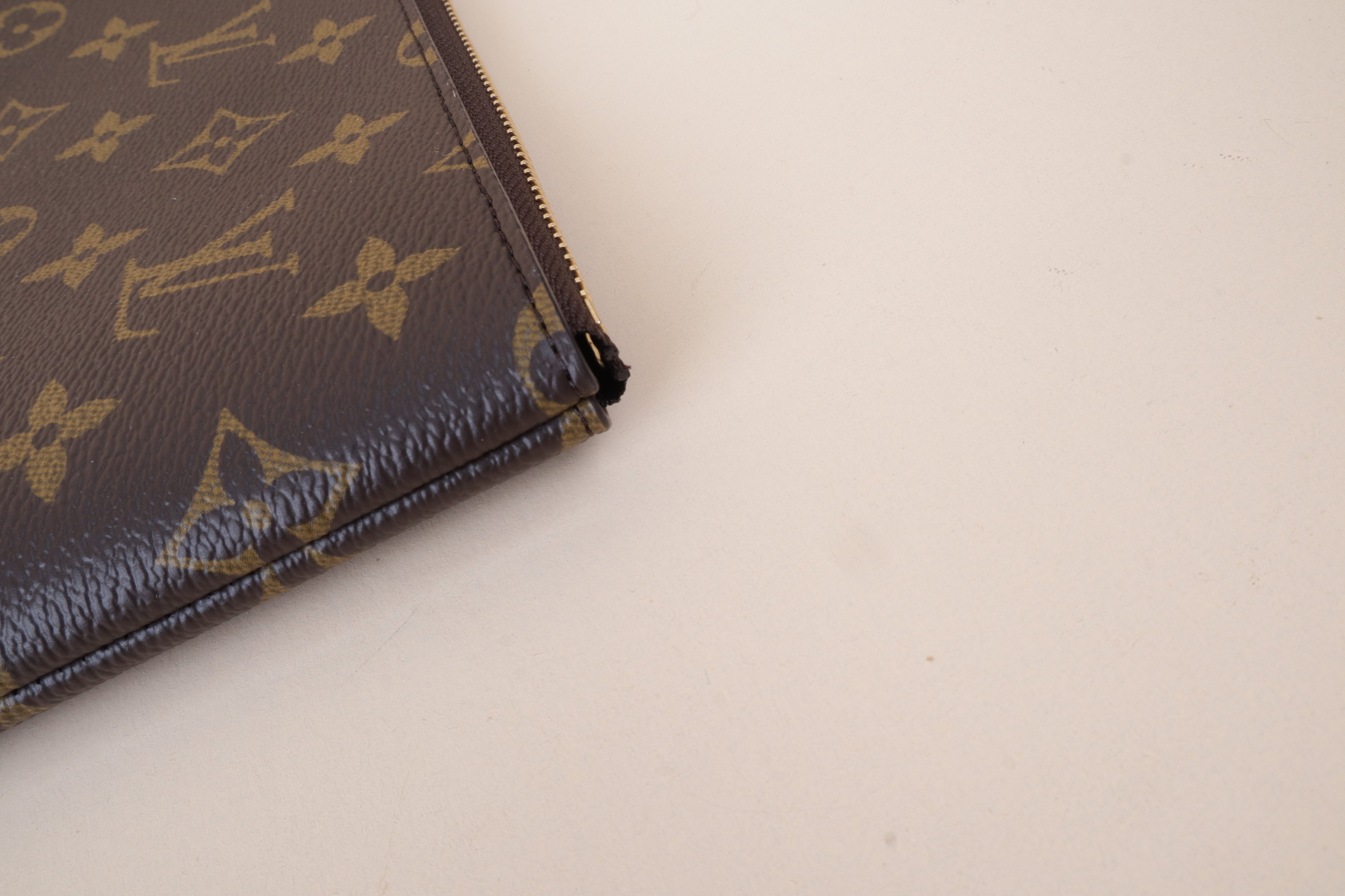 Louis Vuitton key l  Monogram Zip Clutch