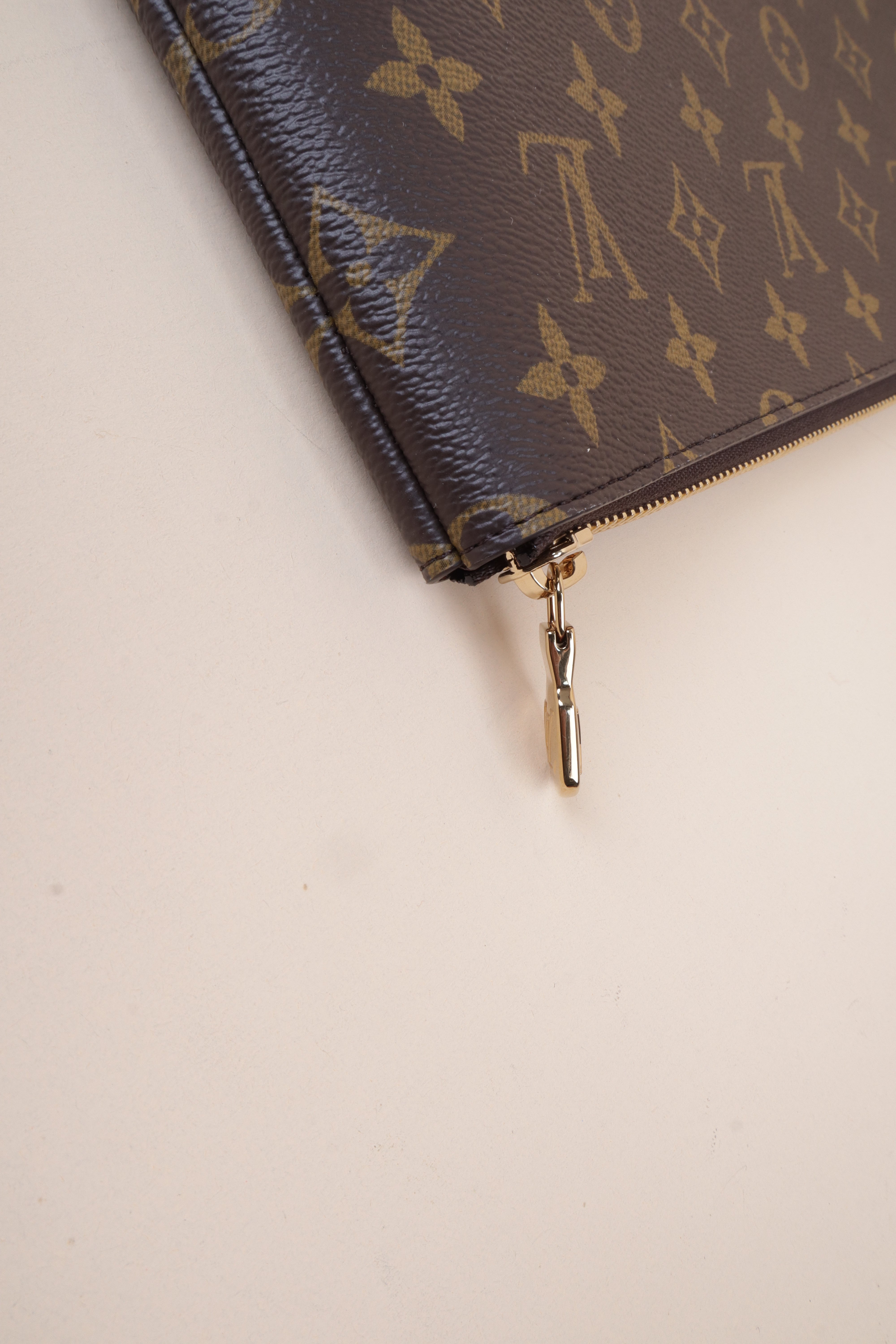 Louis Vuitton key l  Monogram Zip Clutch