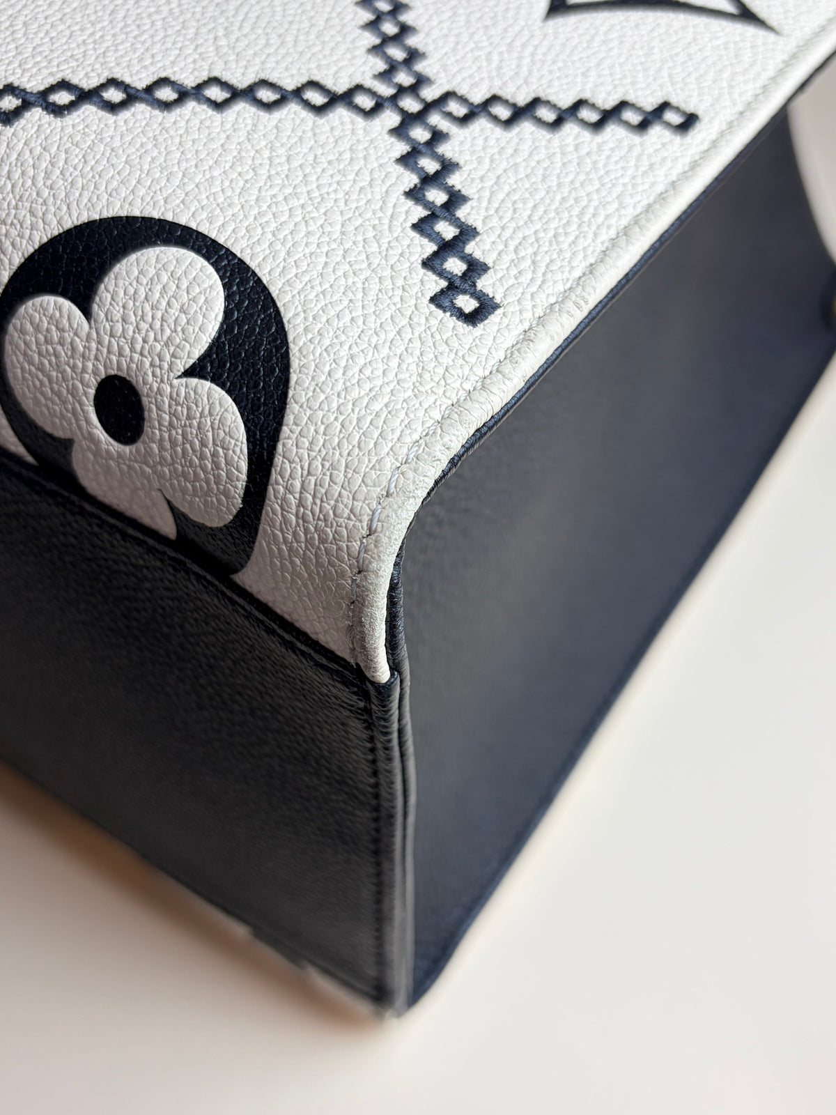 Louis Vuitton black/cream monogram empriente broderies on the go mm tote bag