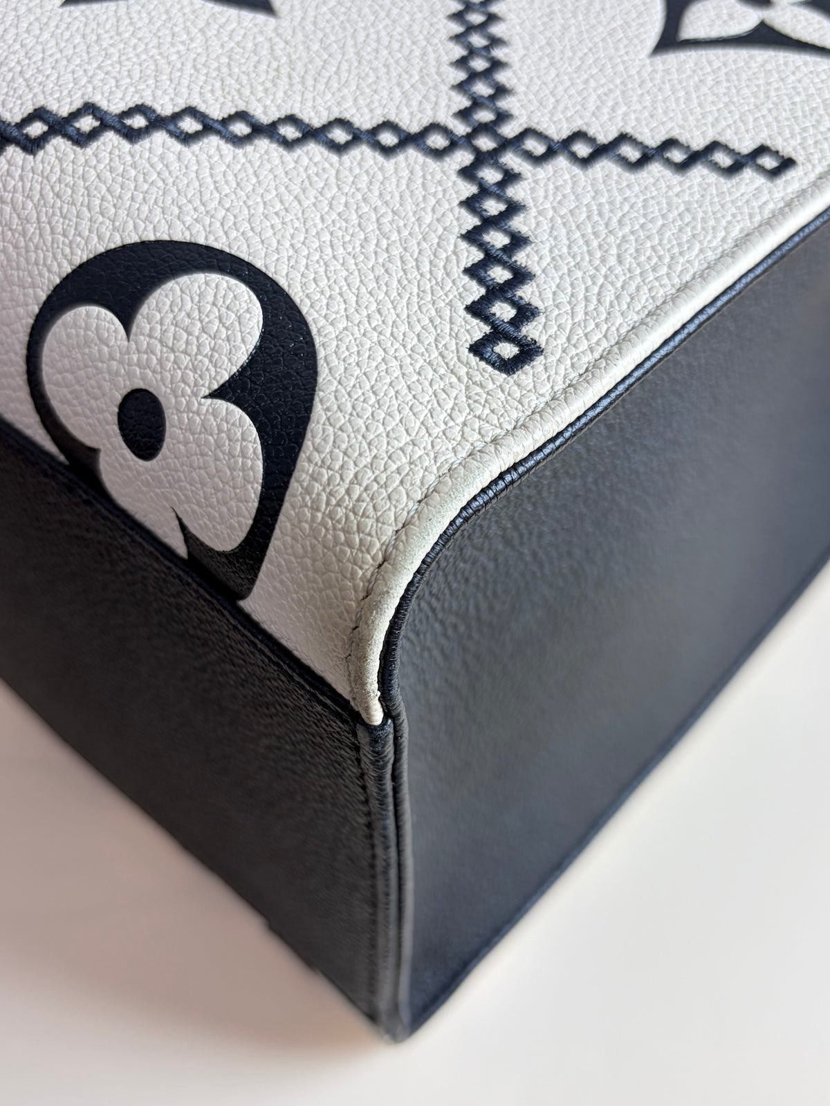 Louis Vuitton black/cream monogram empriente broderies on the go mm tote bag