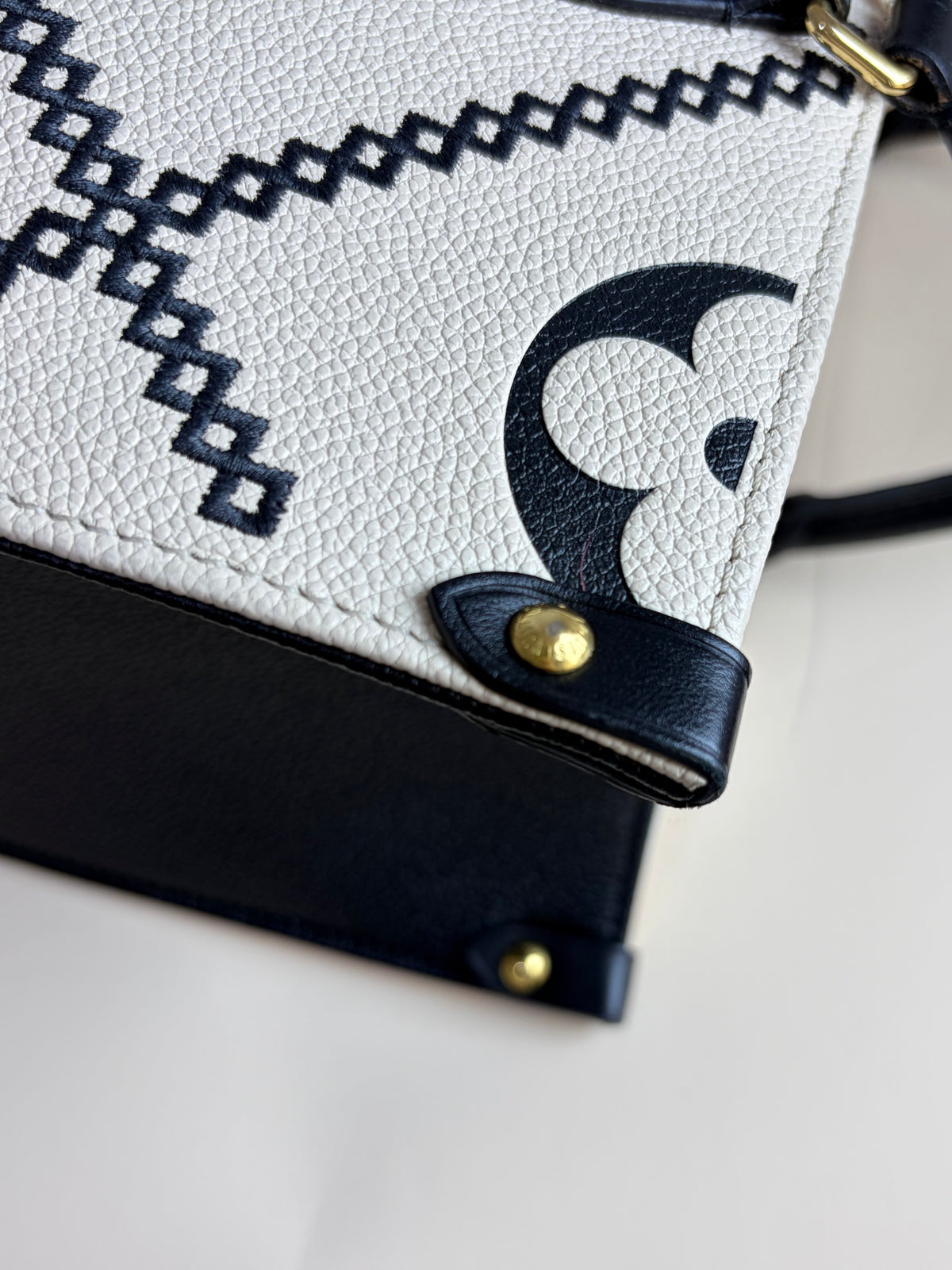 Louis Vuitton black/cream monogram empriente broderies on the go mm tote bag