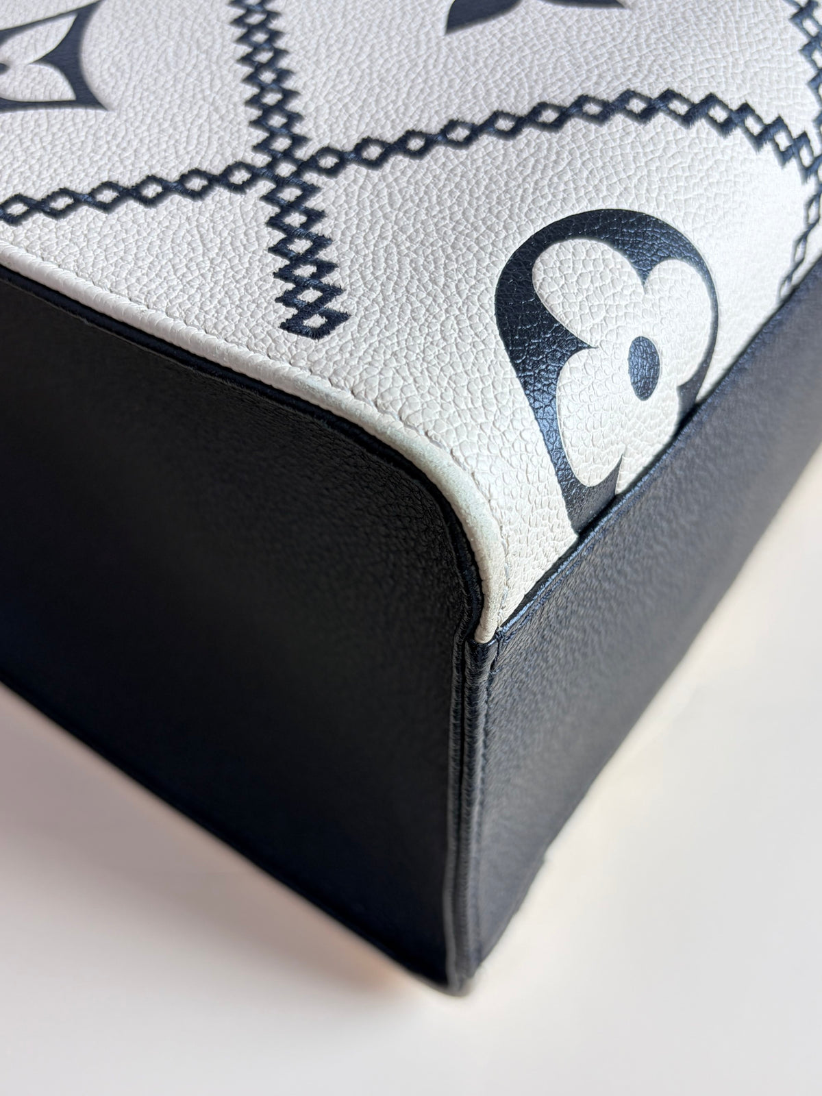 Louis Vuitton black/cream monogram empriente broderies on the go mm tote bag