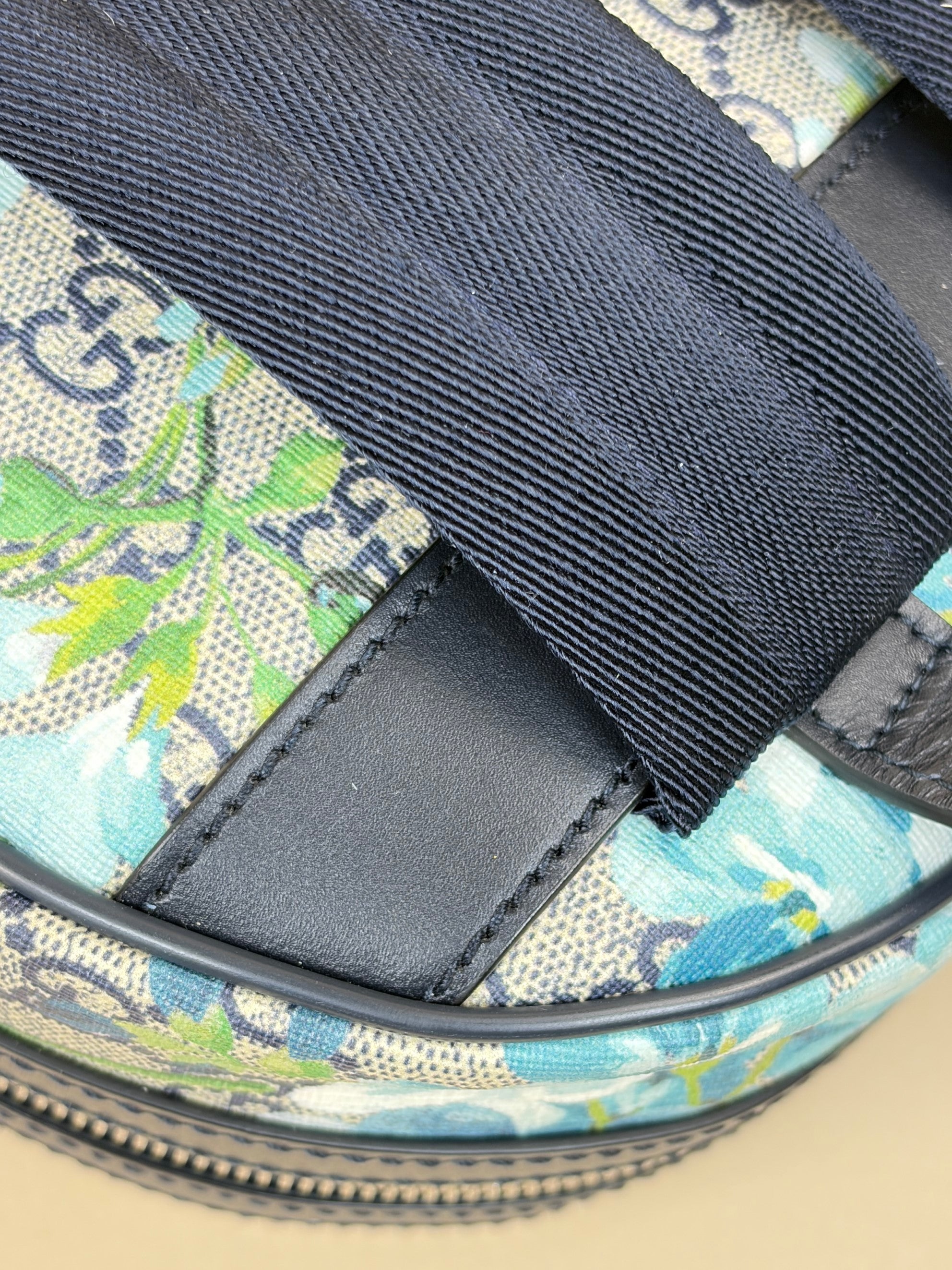 Gucci gg supreme monogram canvas blue blooms small day backpack