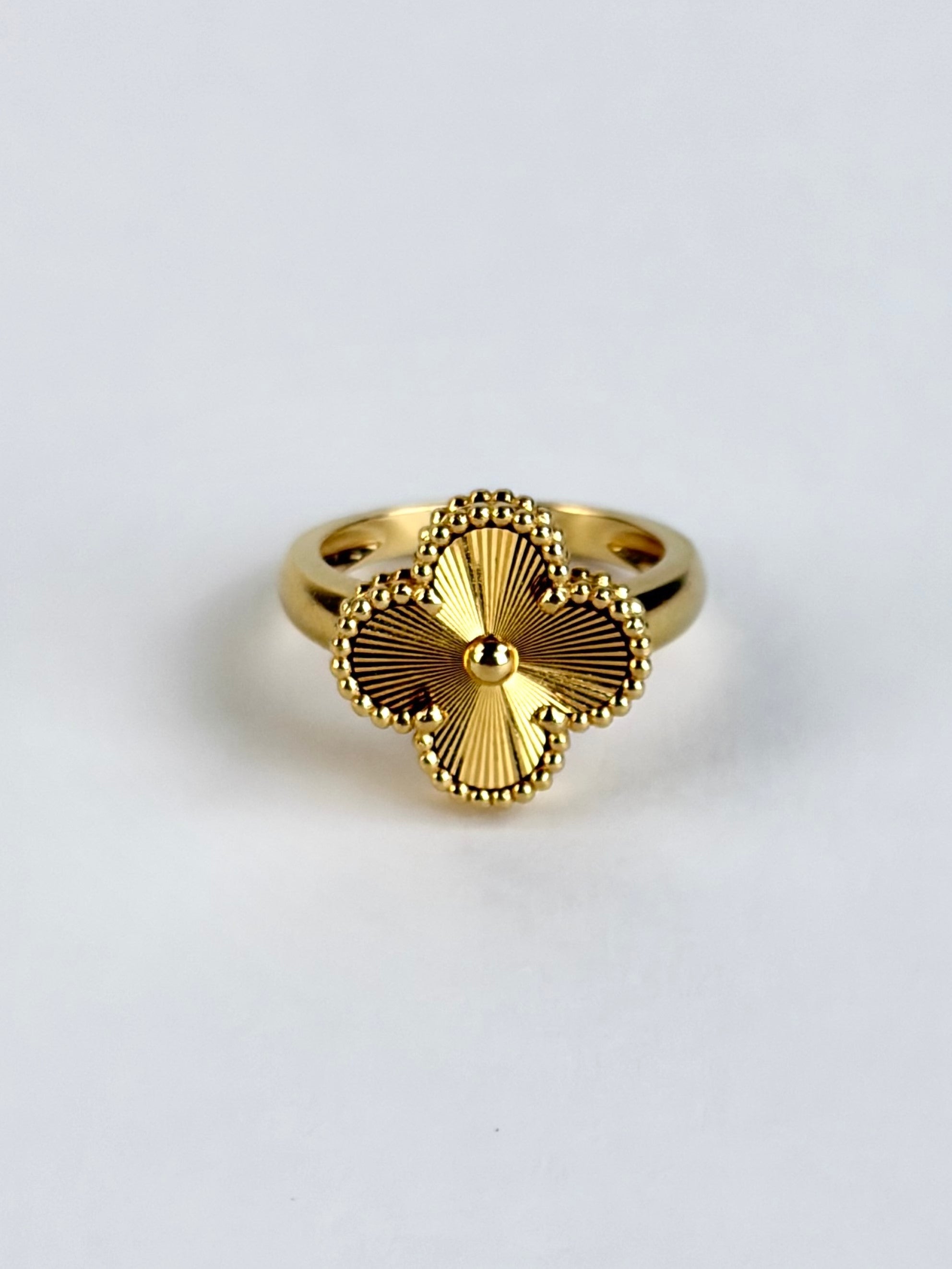 Van Cleef & Arpels Gold Vintage Alhambra ring
