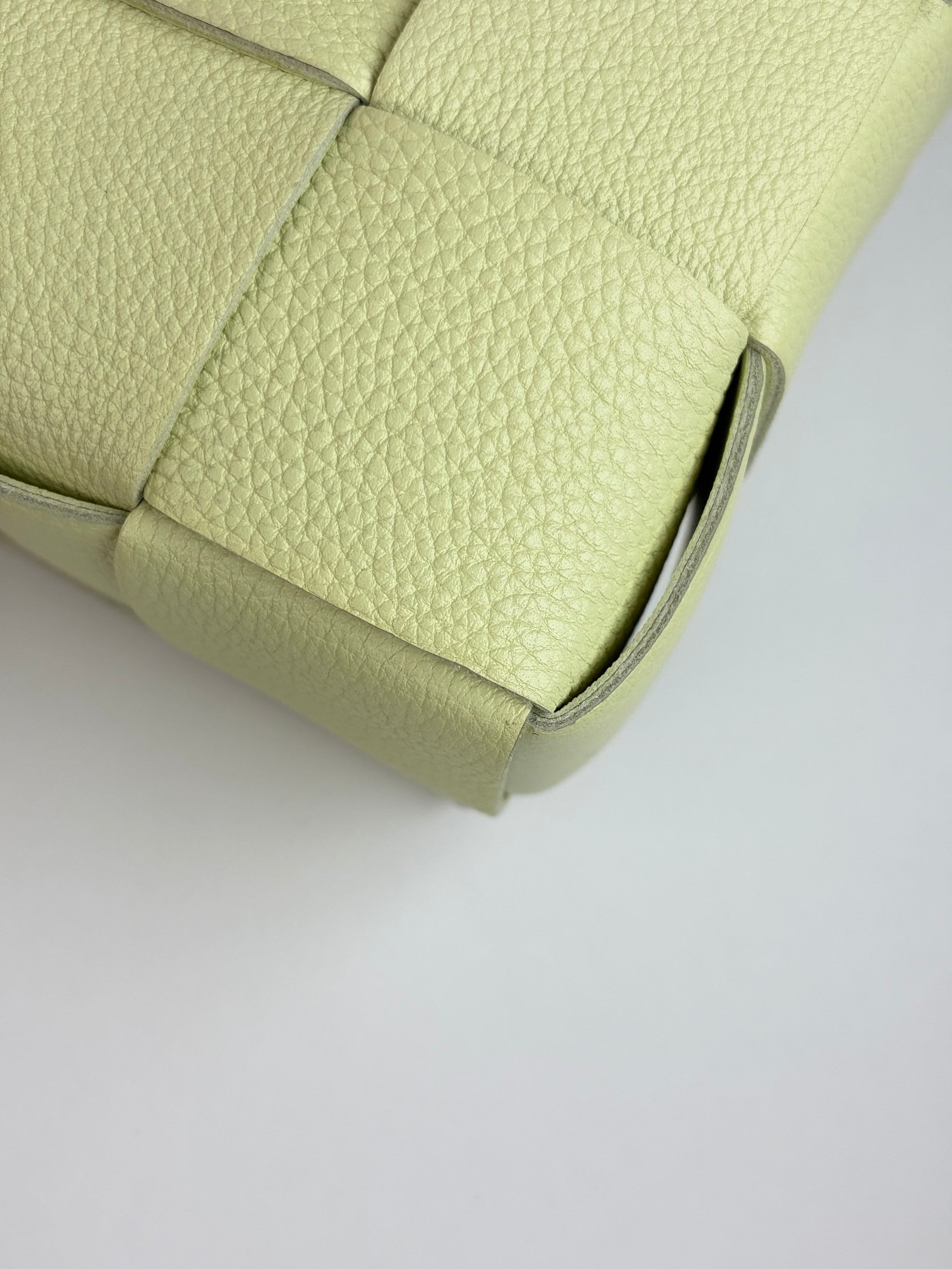 Bottega lemon washed grained calfskin maxi intreccato Veneta Beige Cassette Bag