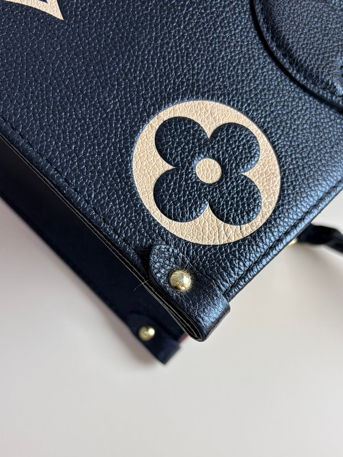 Louis Vuitton black/beige Monogram giant empriente on the go mm bag