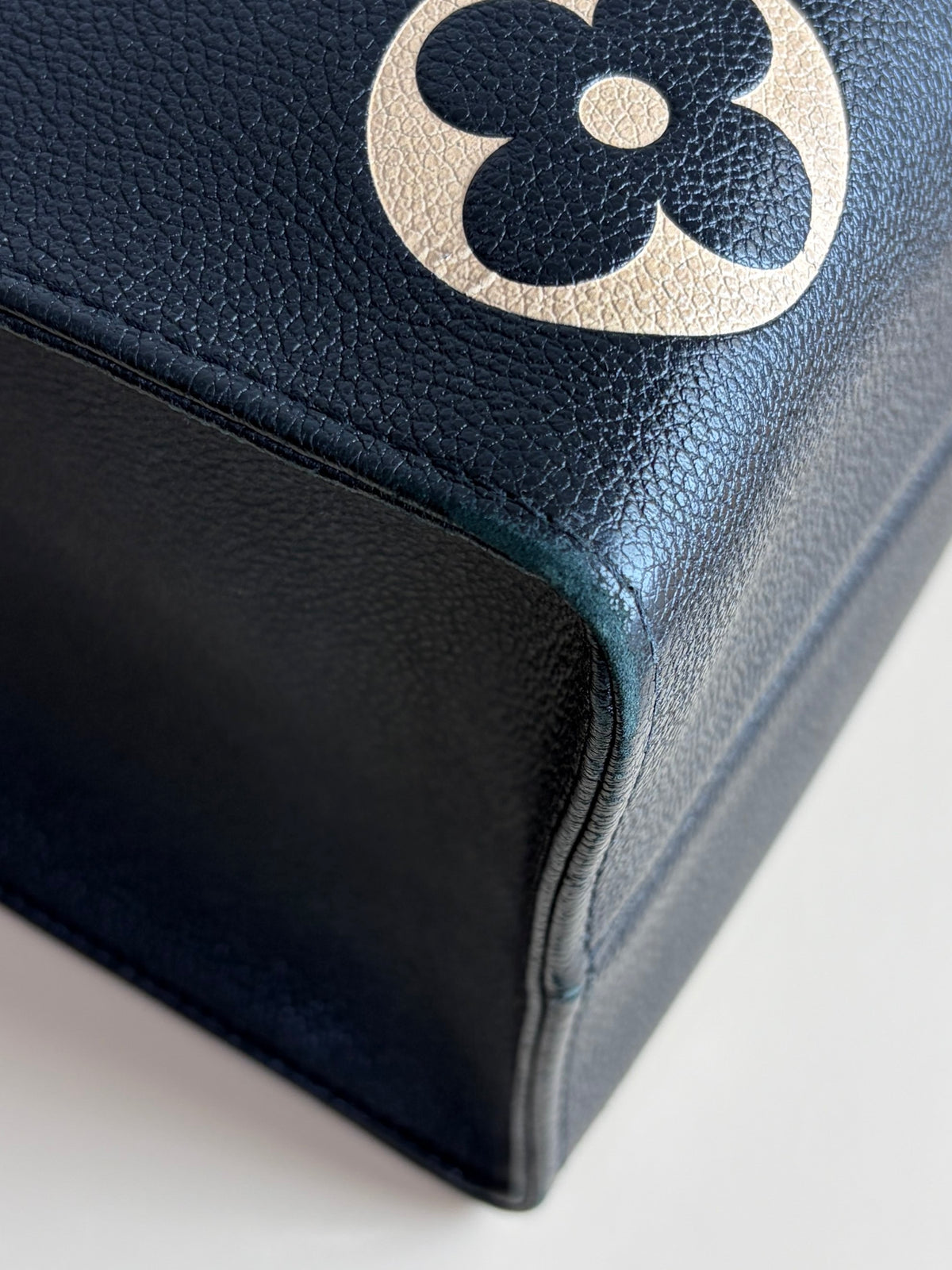 Louis Vuitton black/beige Monogram giant empriente on the go mm bag