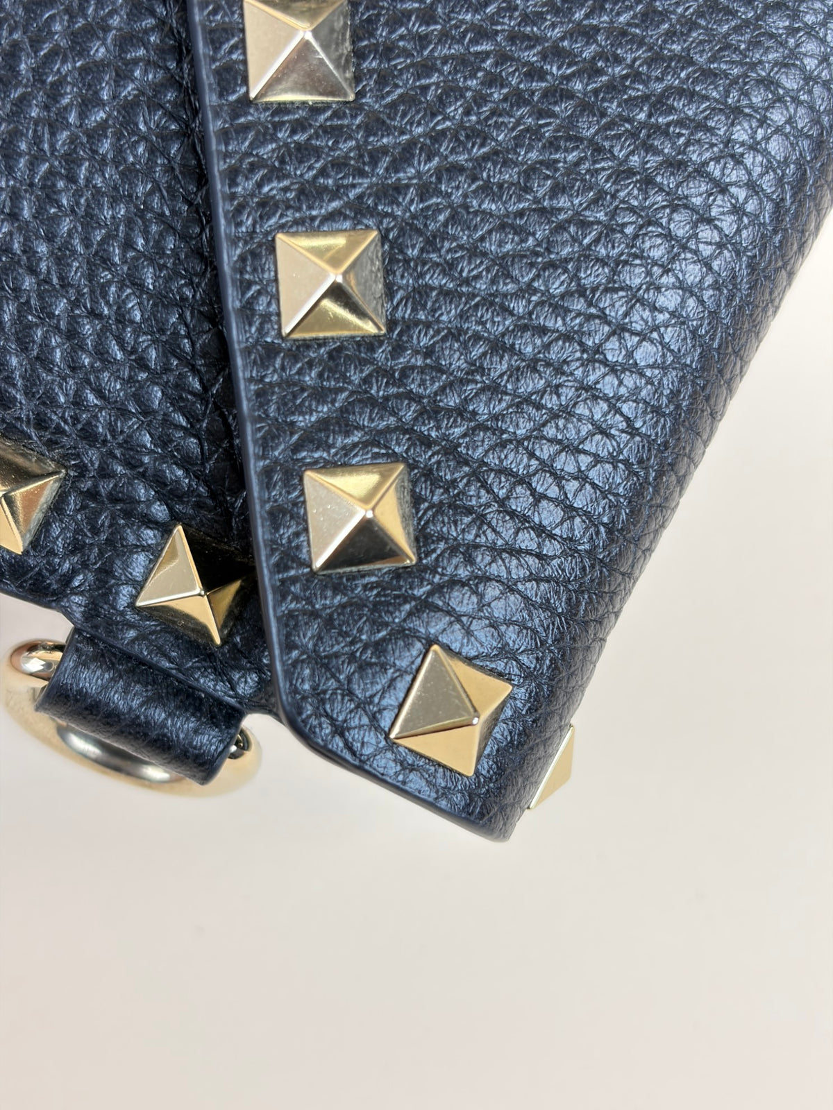 Valentino gravani block grained leather rockstud envelope wrislet clutch