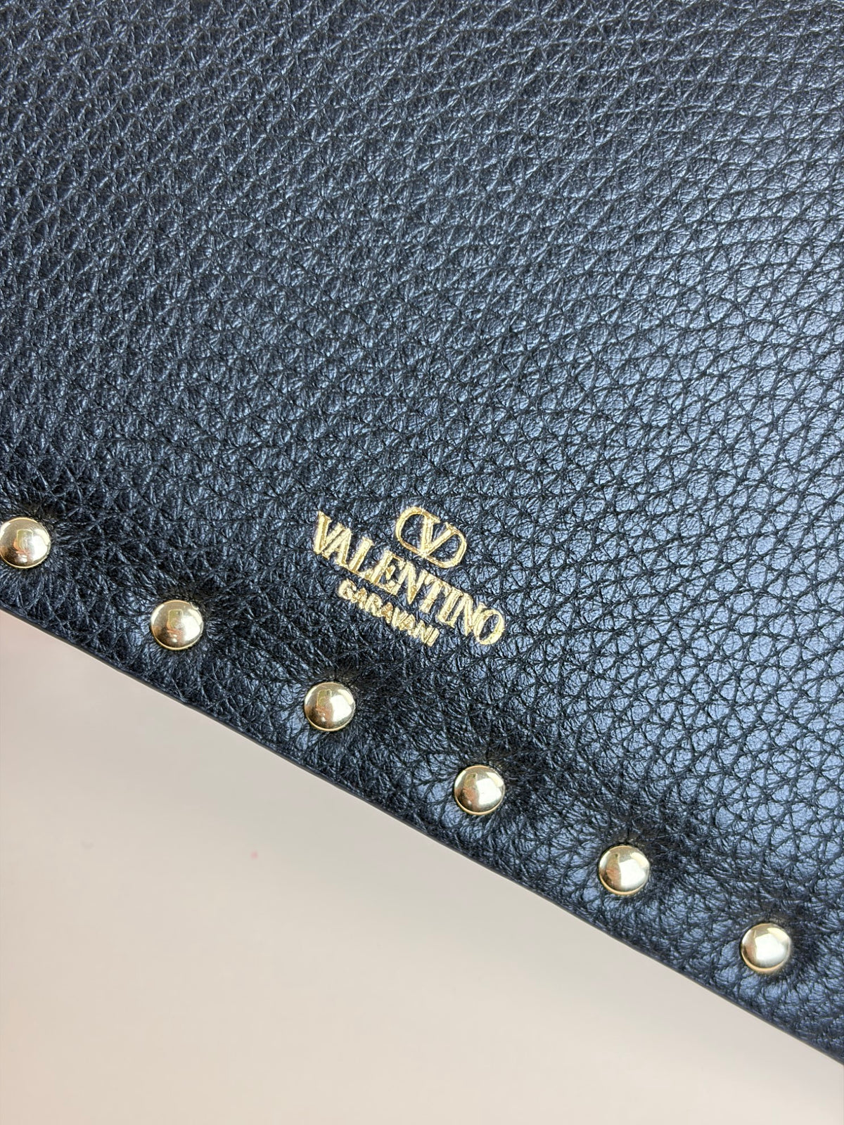 Valentino gravani block grained leather rockstud envelope wrislet clutch