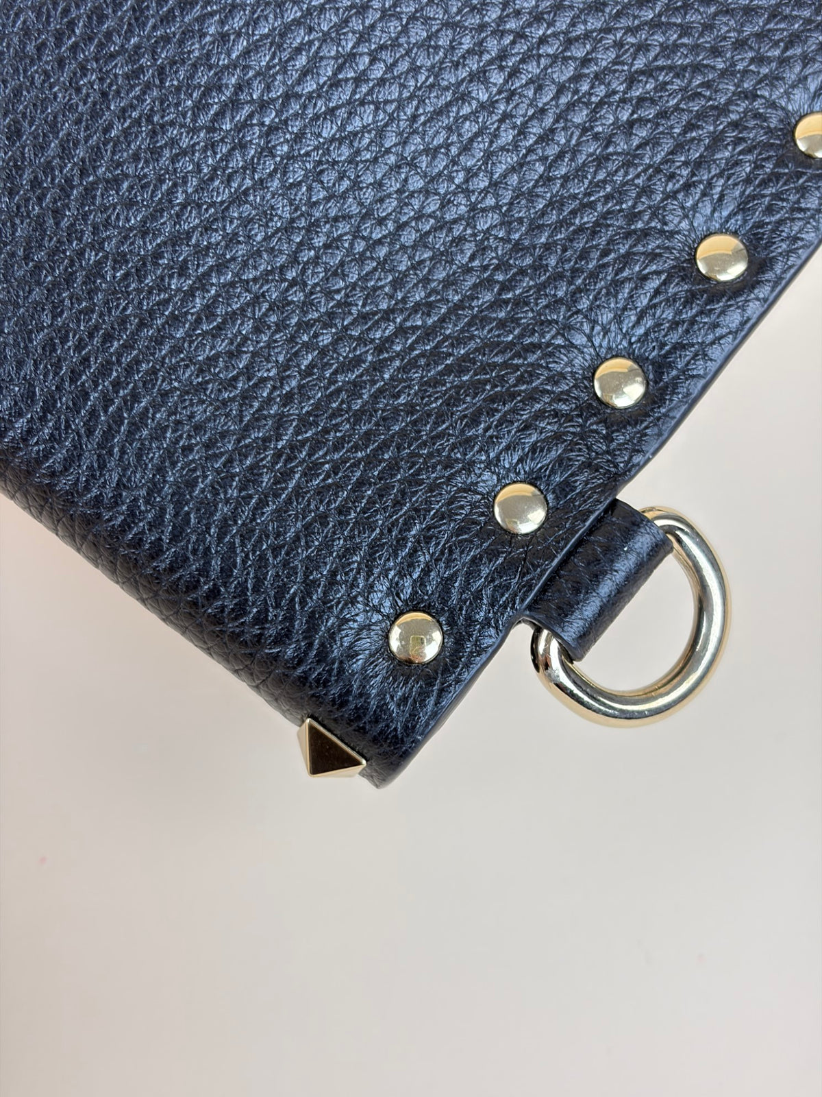 Valentino gravani block grained leather rockstud envelope wrislet clutch
