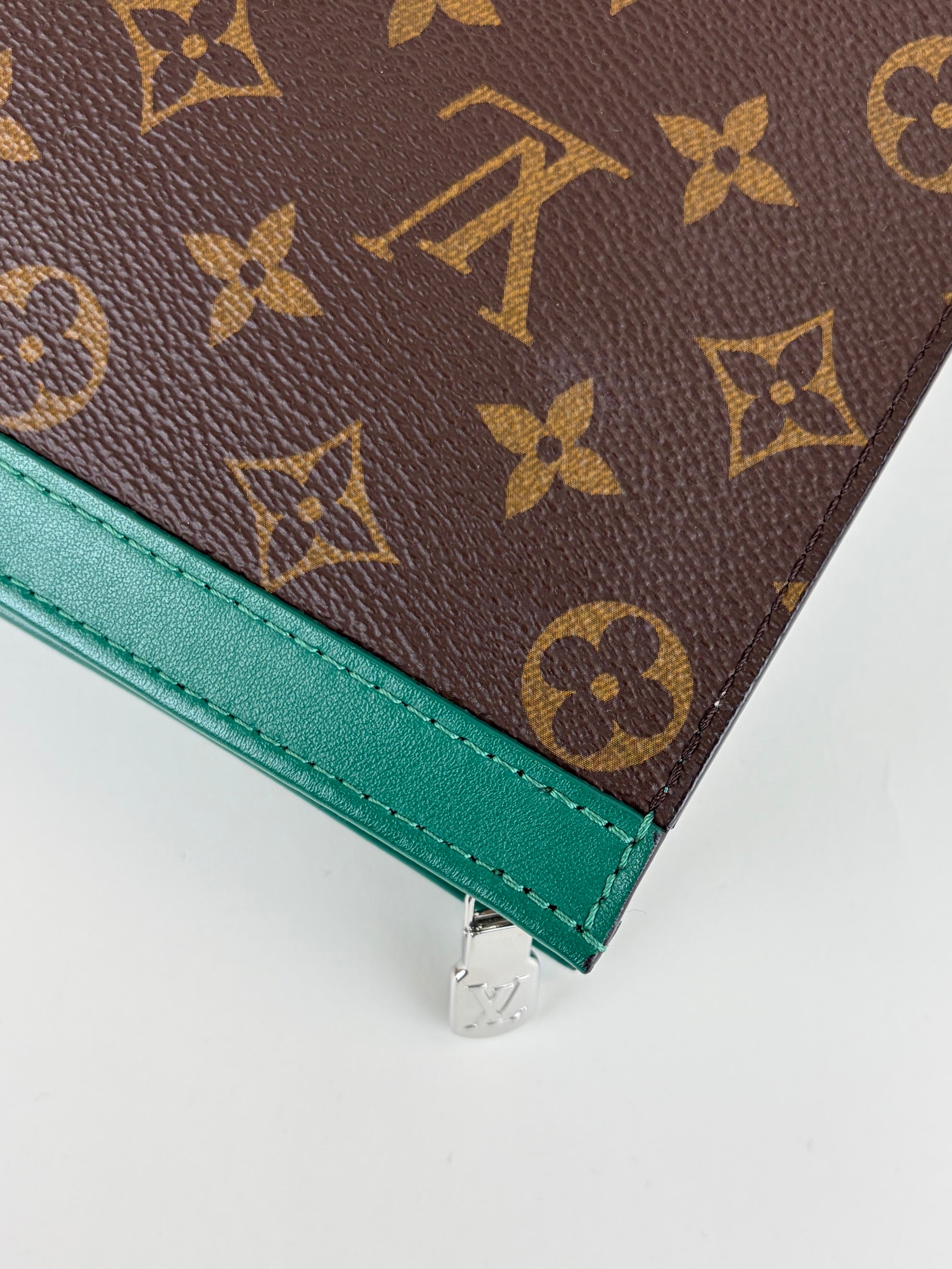 louis Vuitton voyage MM pochette green with invoice