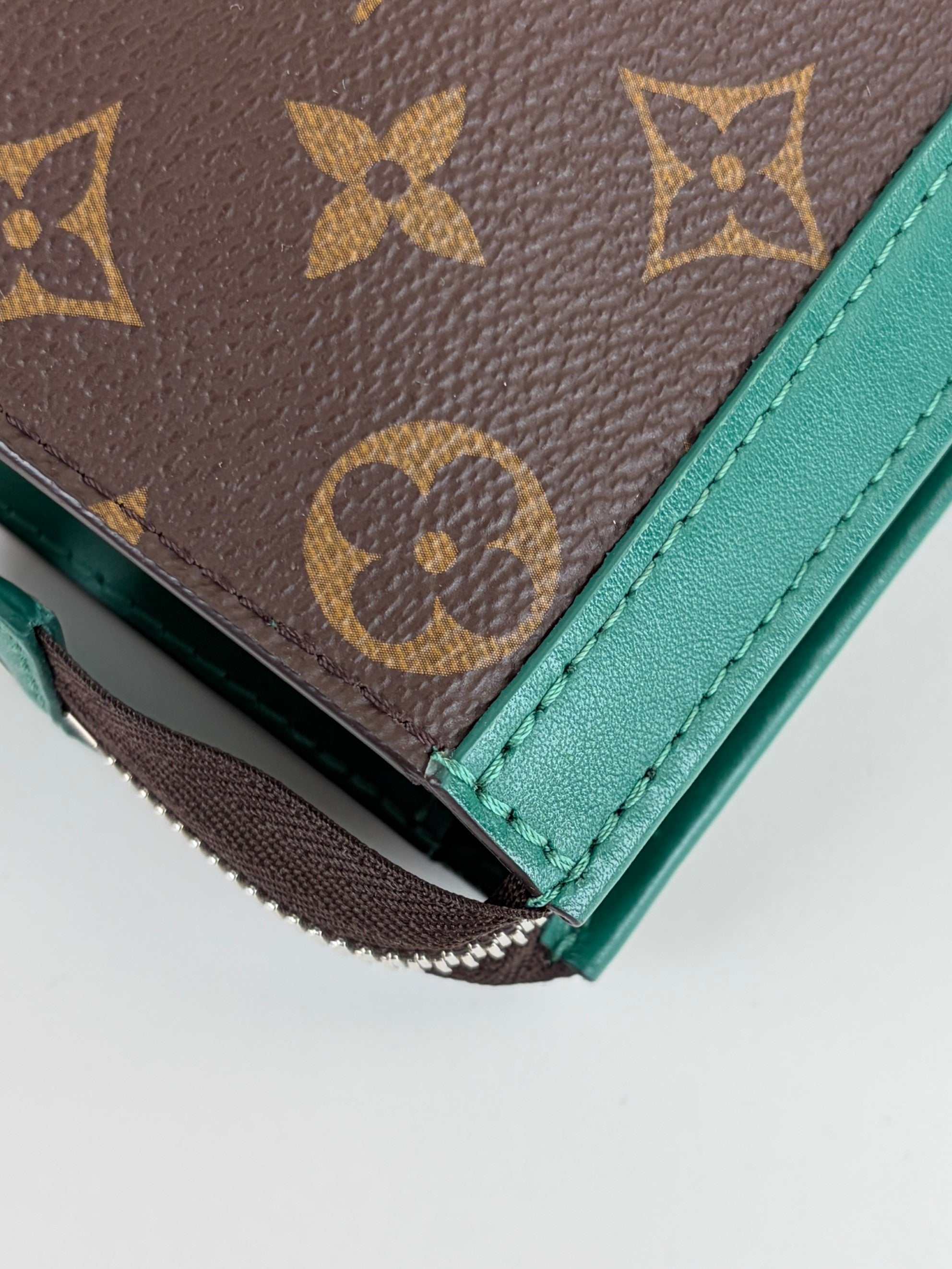 louis Vuitton voyage MM pochette green with invoice