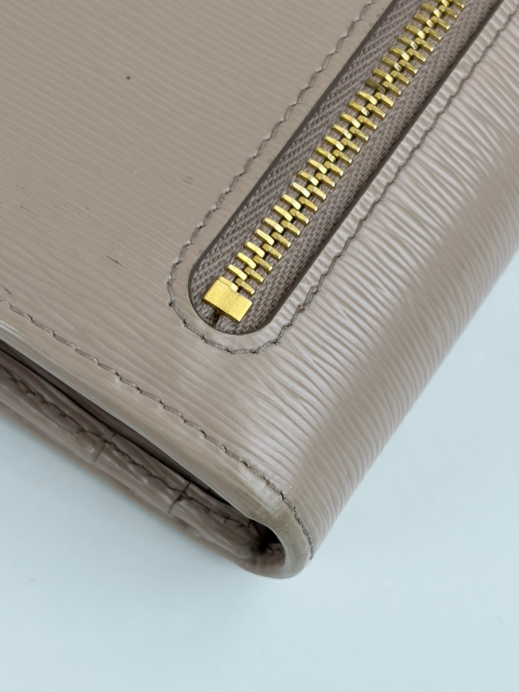 Prada cameo vitello move leather triangle logo continental long wallet