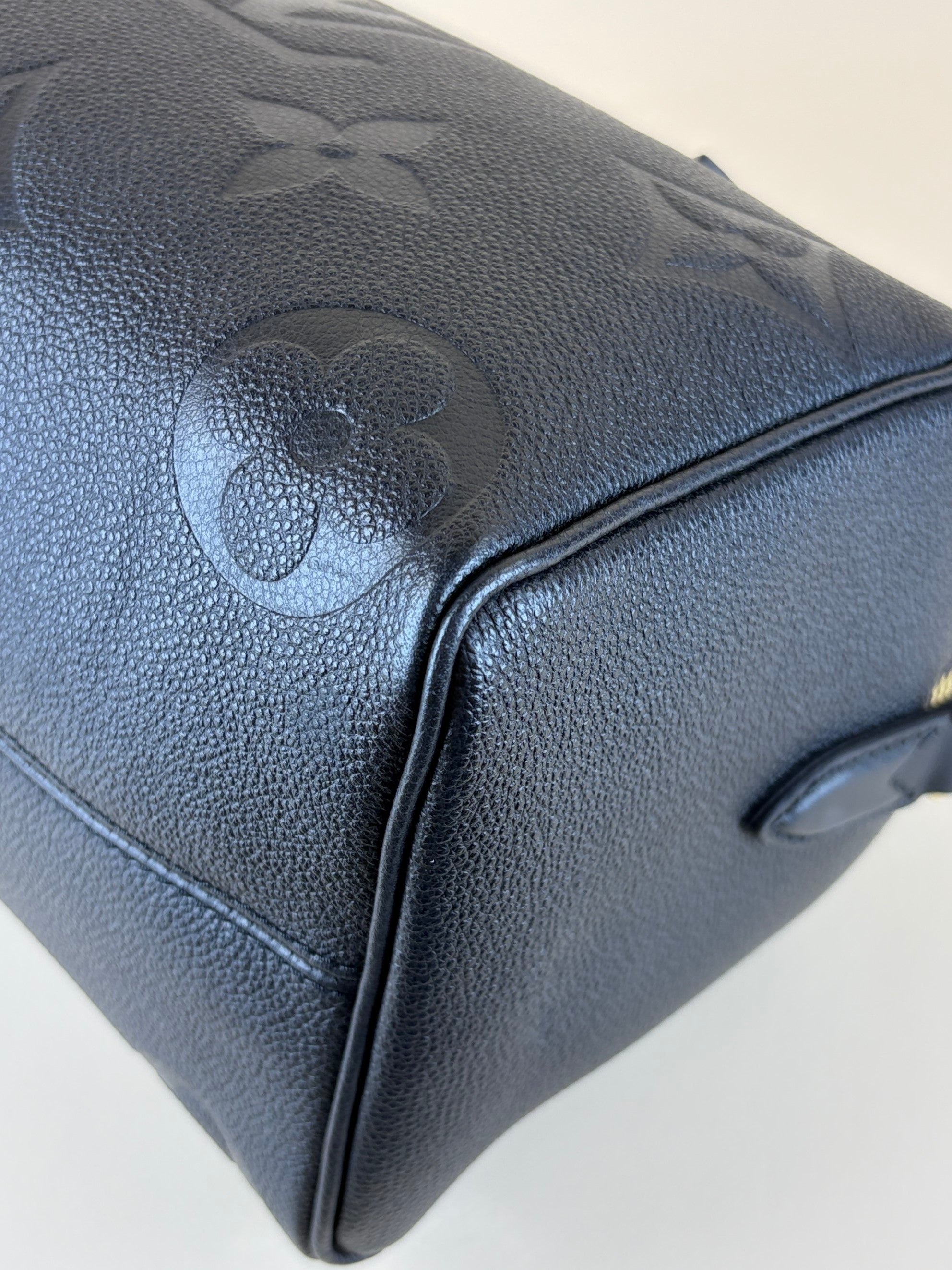 Louis Vuitton Black Monogram Imprinted leather speedy bandoliered 25tote bag