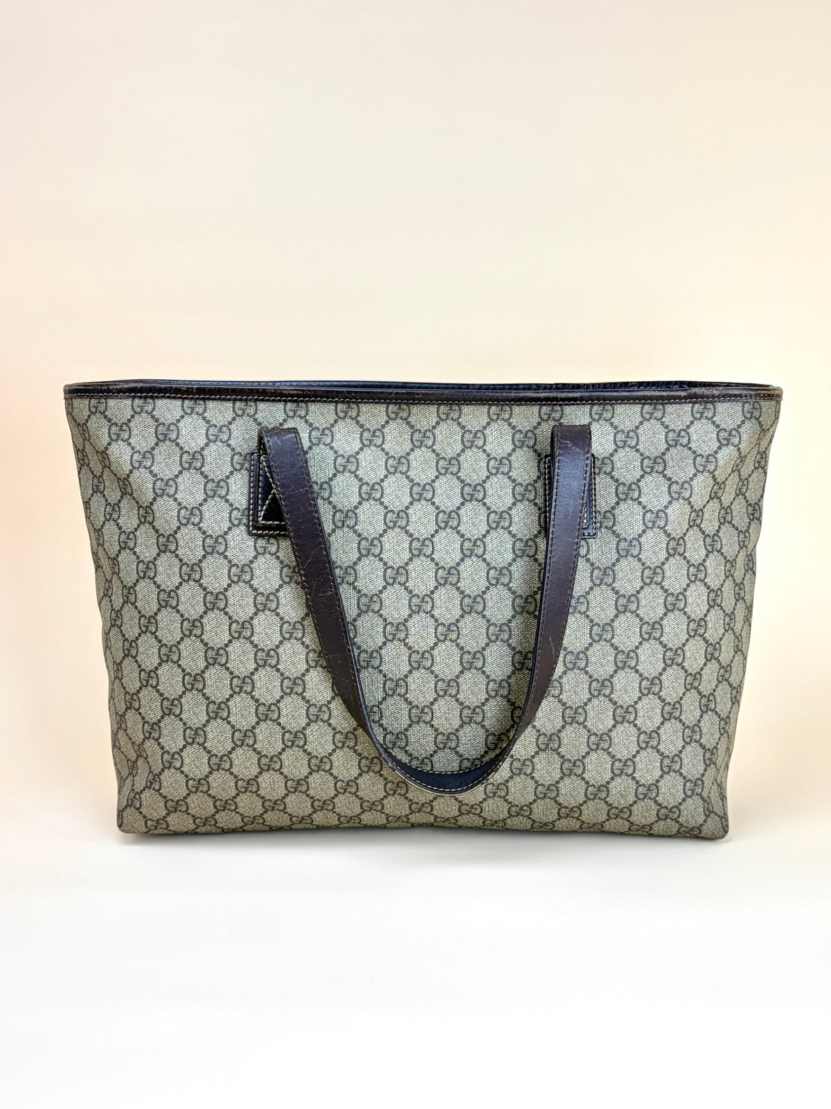 Gucci gg supreme monogram canvas zippered medium