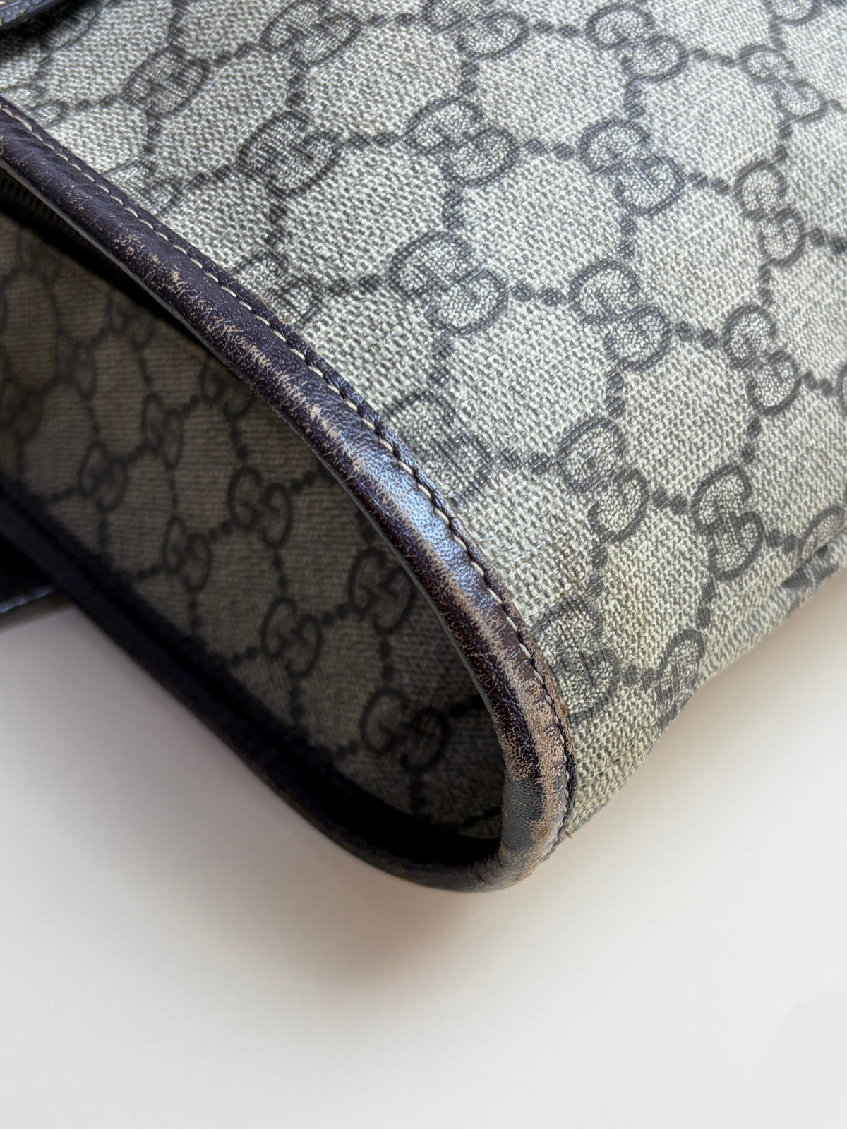 Gucci gg supreme monogram canvas zippered medium