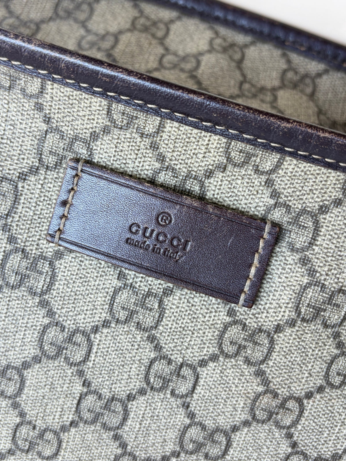 Gucci gg supreme monogram canvas zippered medium