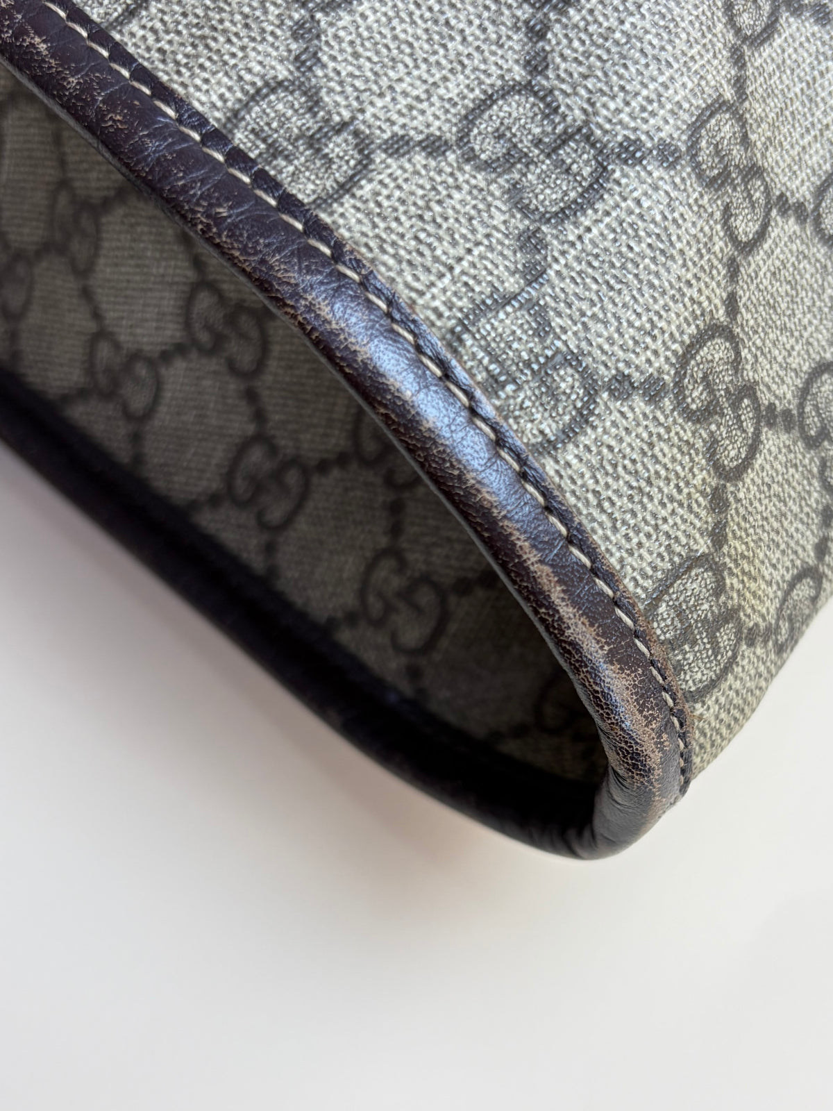 Gucci gg supreme monogram canvas zippered medium