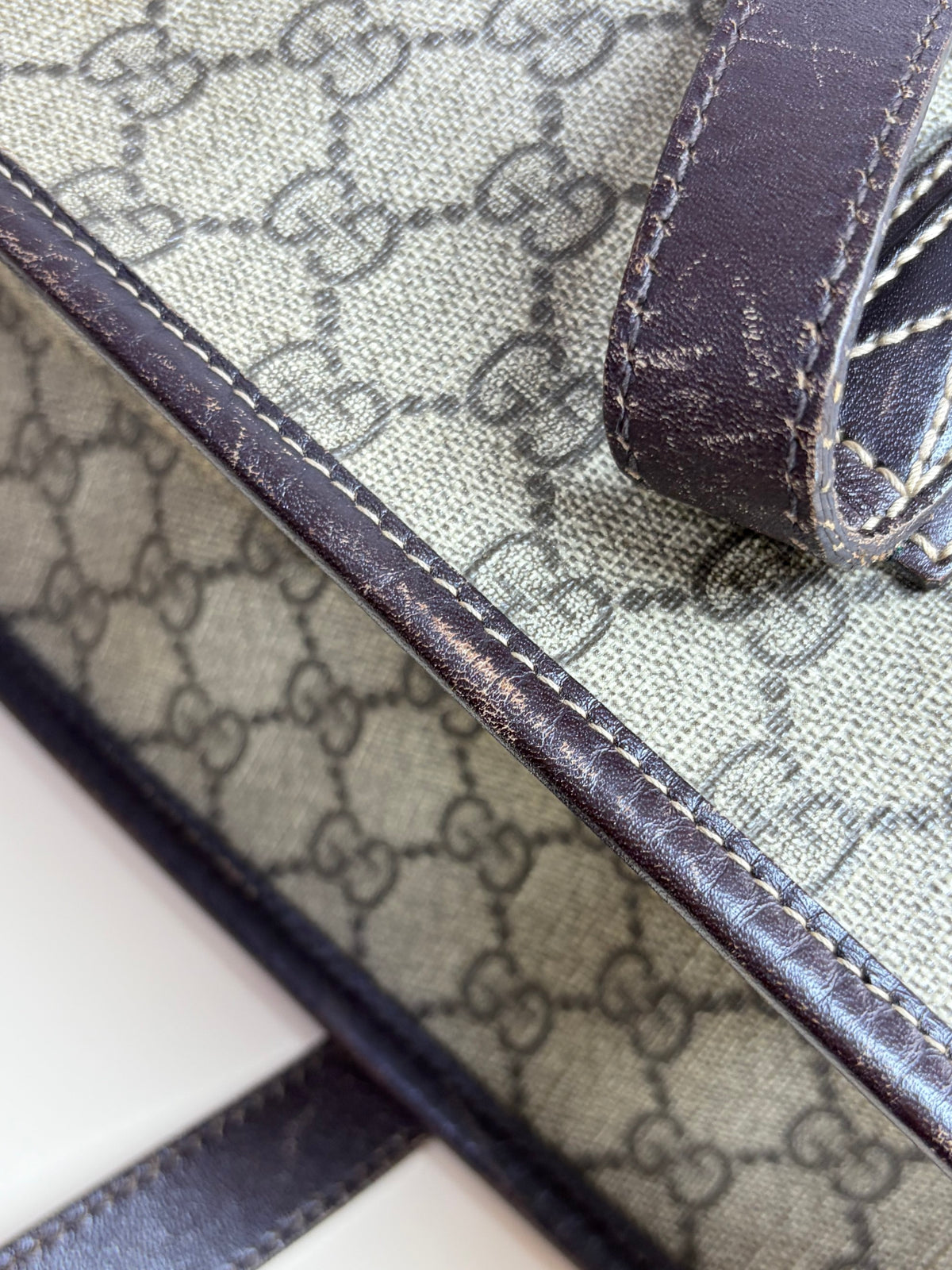Gucci gg supreme monogram canvas zippered medium