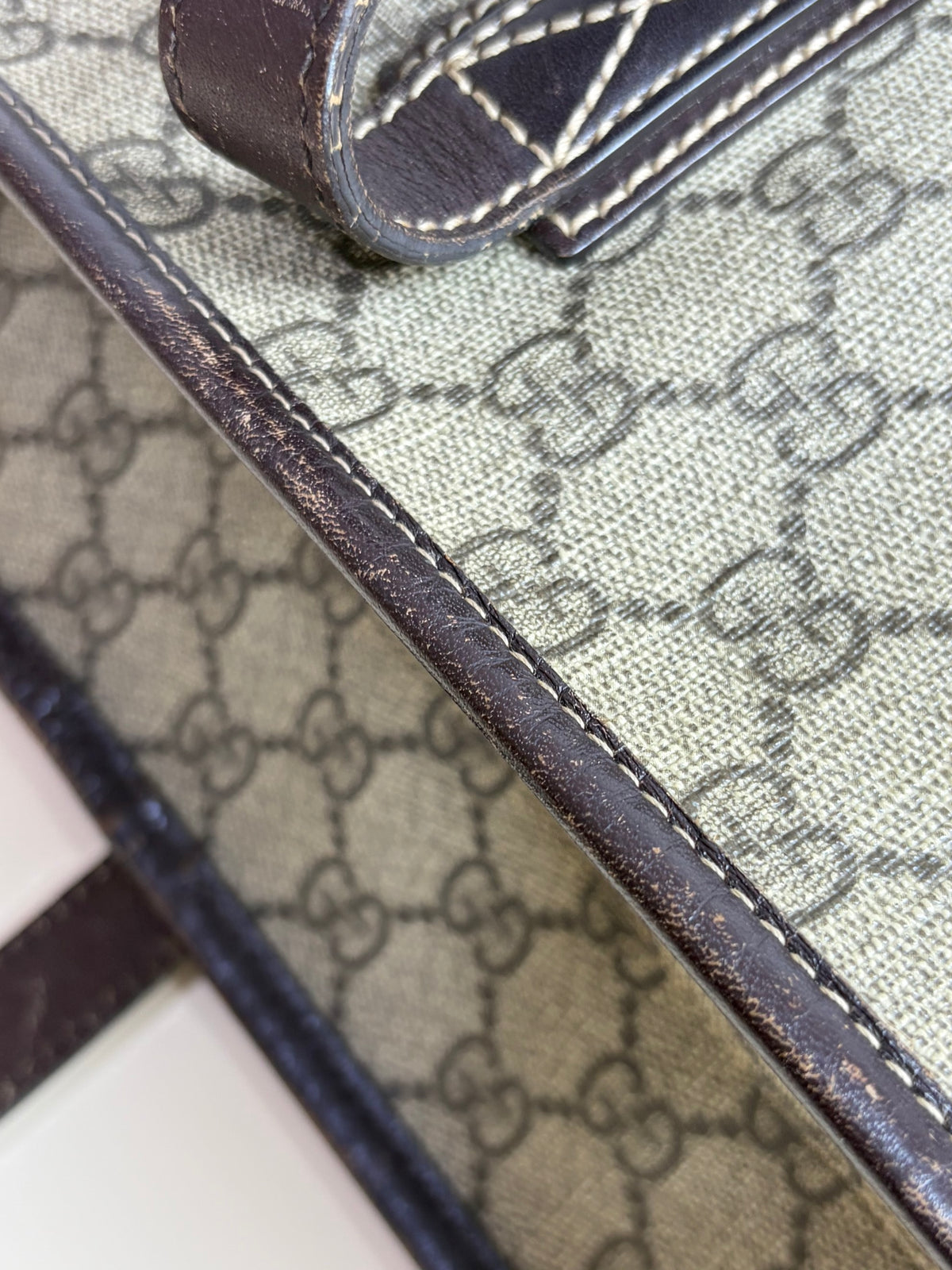 Gucci gg supreme monogram canvas zippered medium