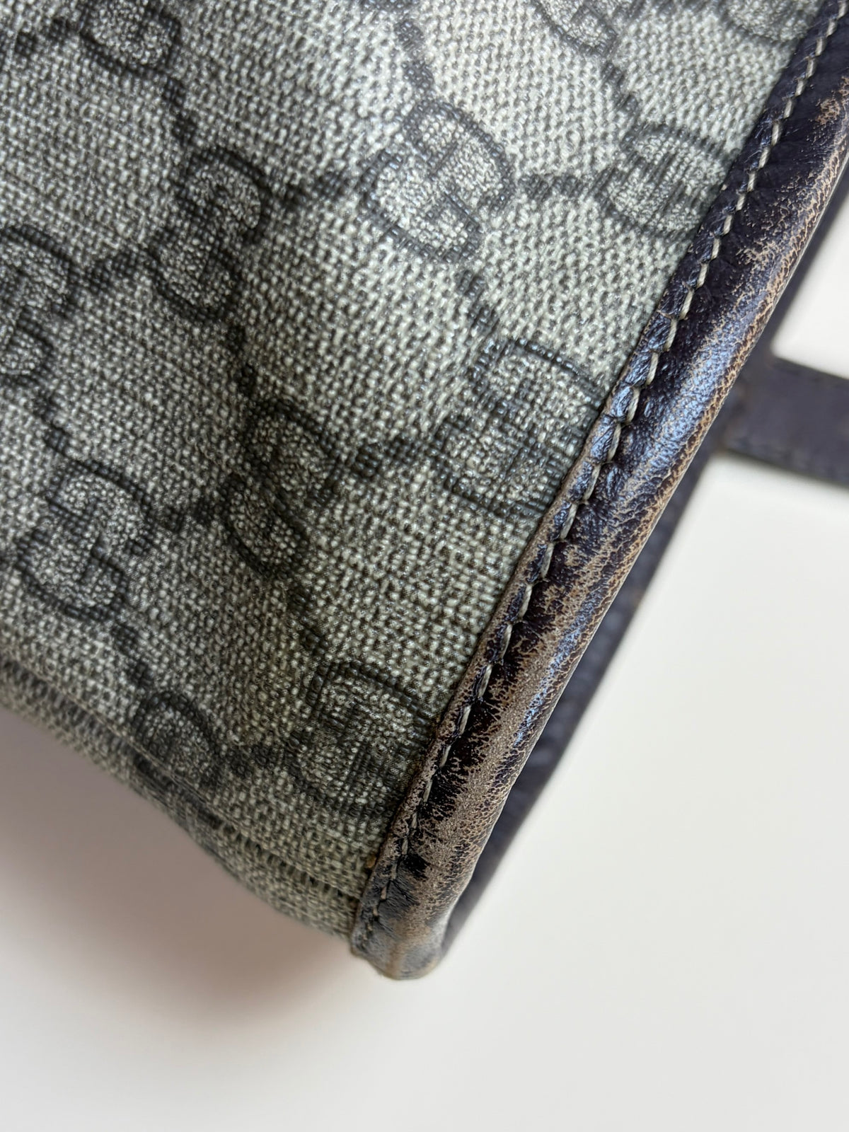 Gucci gg supreme monogram canvas zippered medium