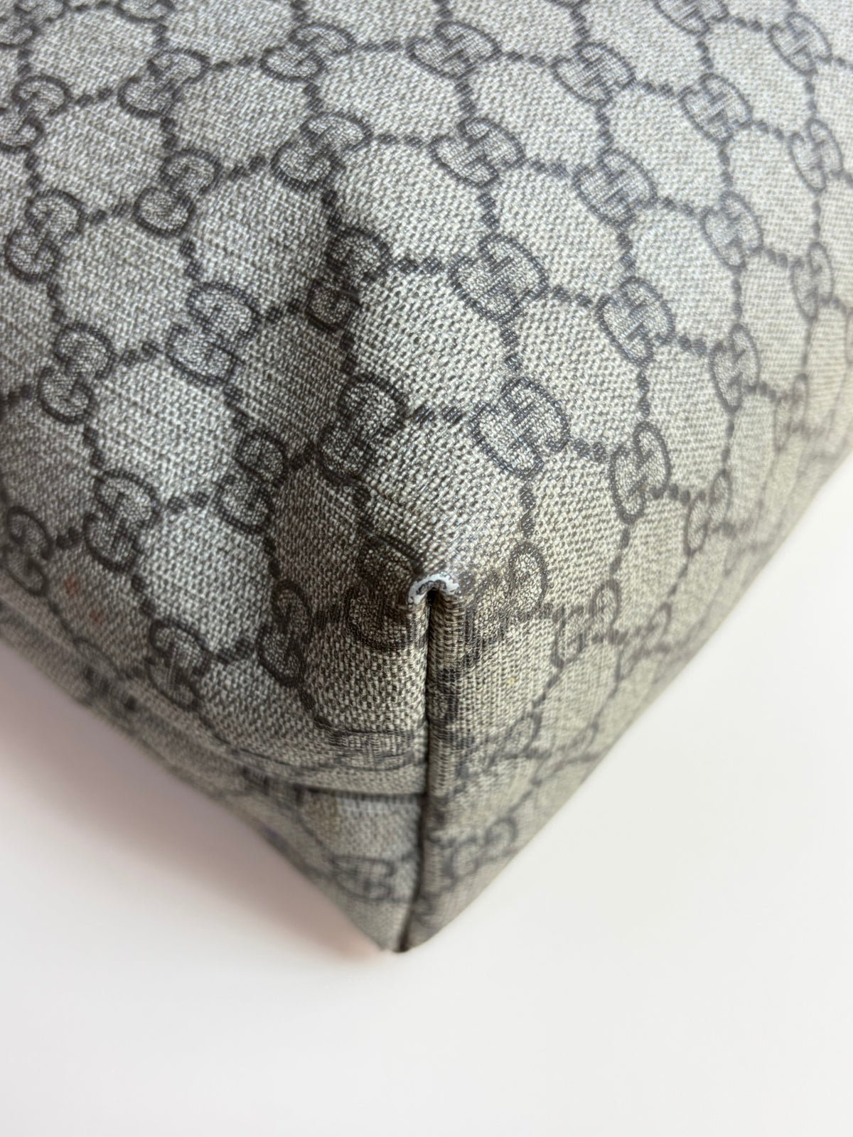 Gucci gg supreme monogram canvas zippered medium