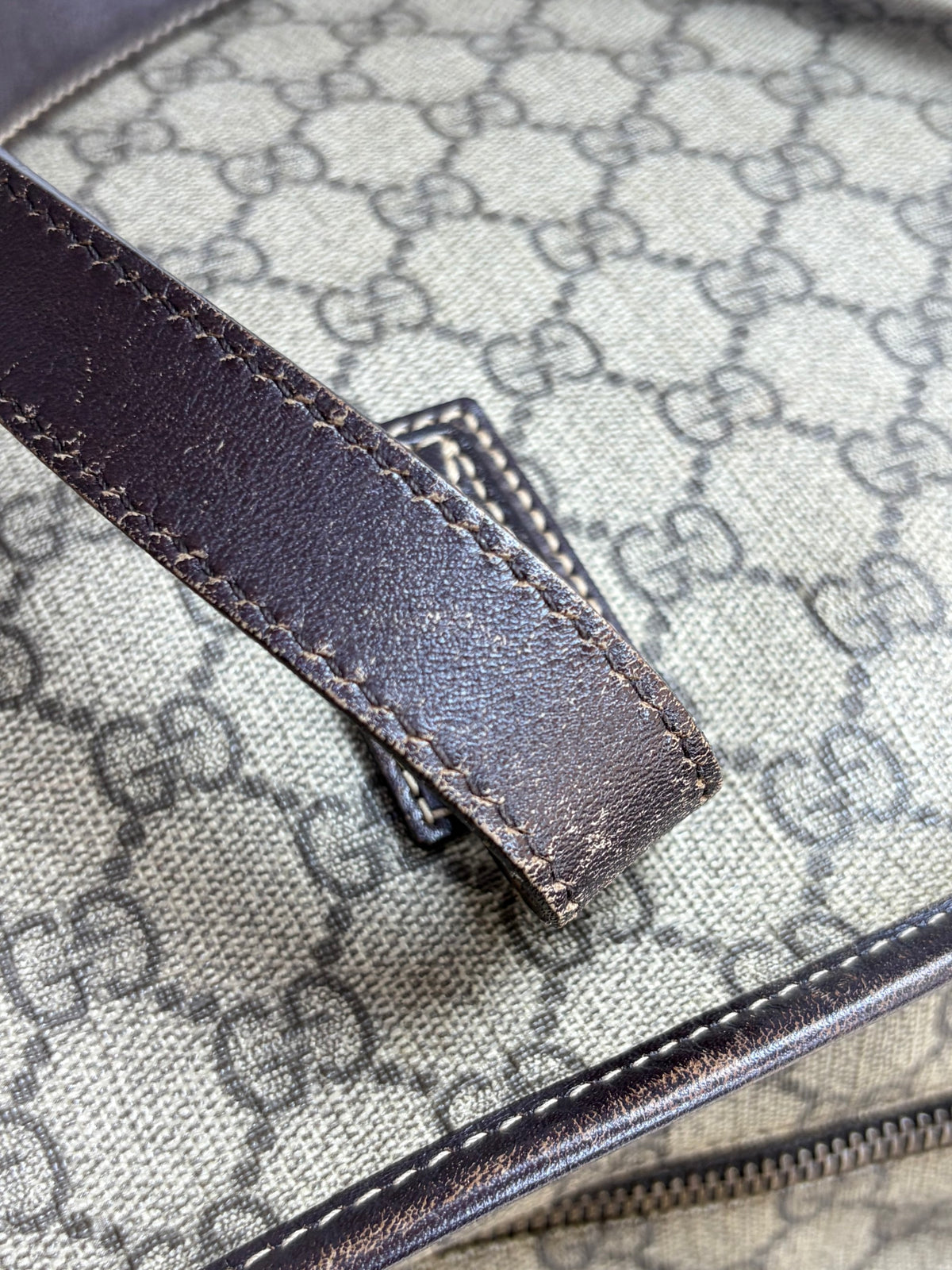 Gucci gg supreme monogram canvas zippered medium