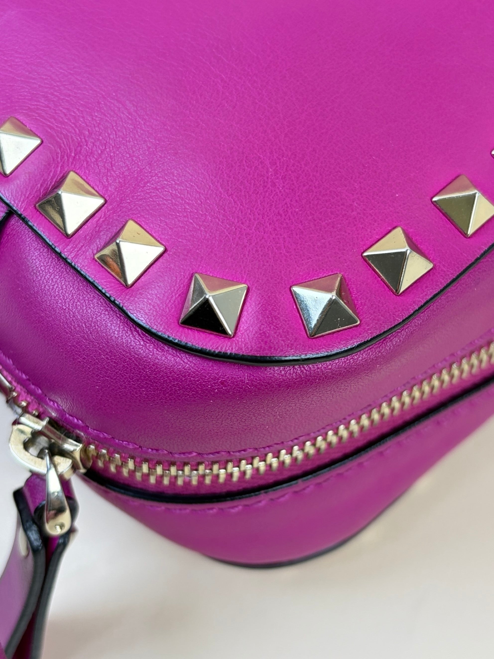 Valentino gravani fushia leather rock studded cross body camera bag