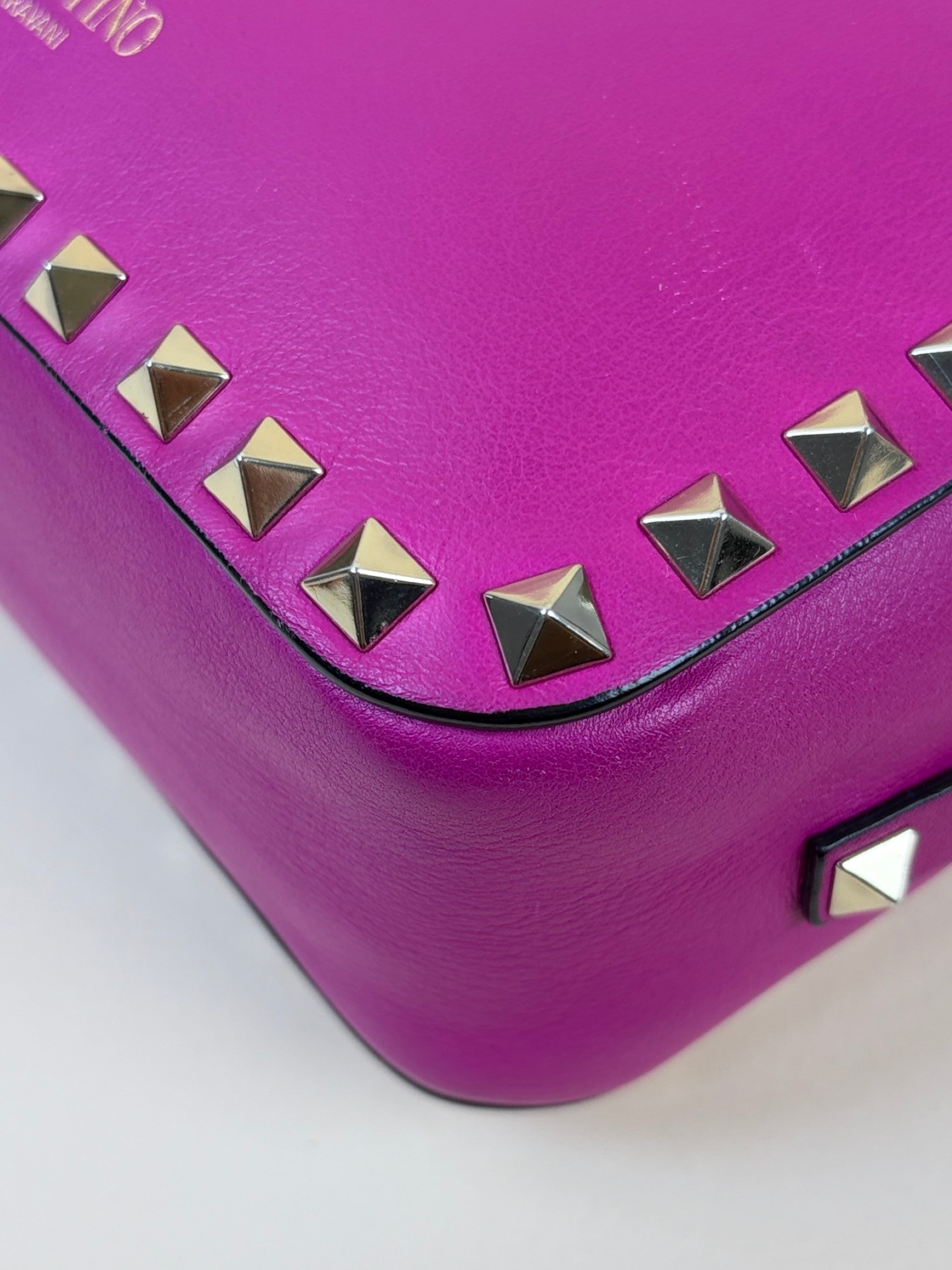 Valentino gravani fushia leather rock studded cross body camera bag