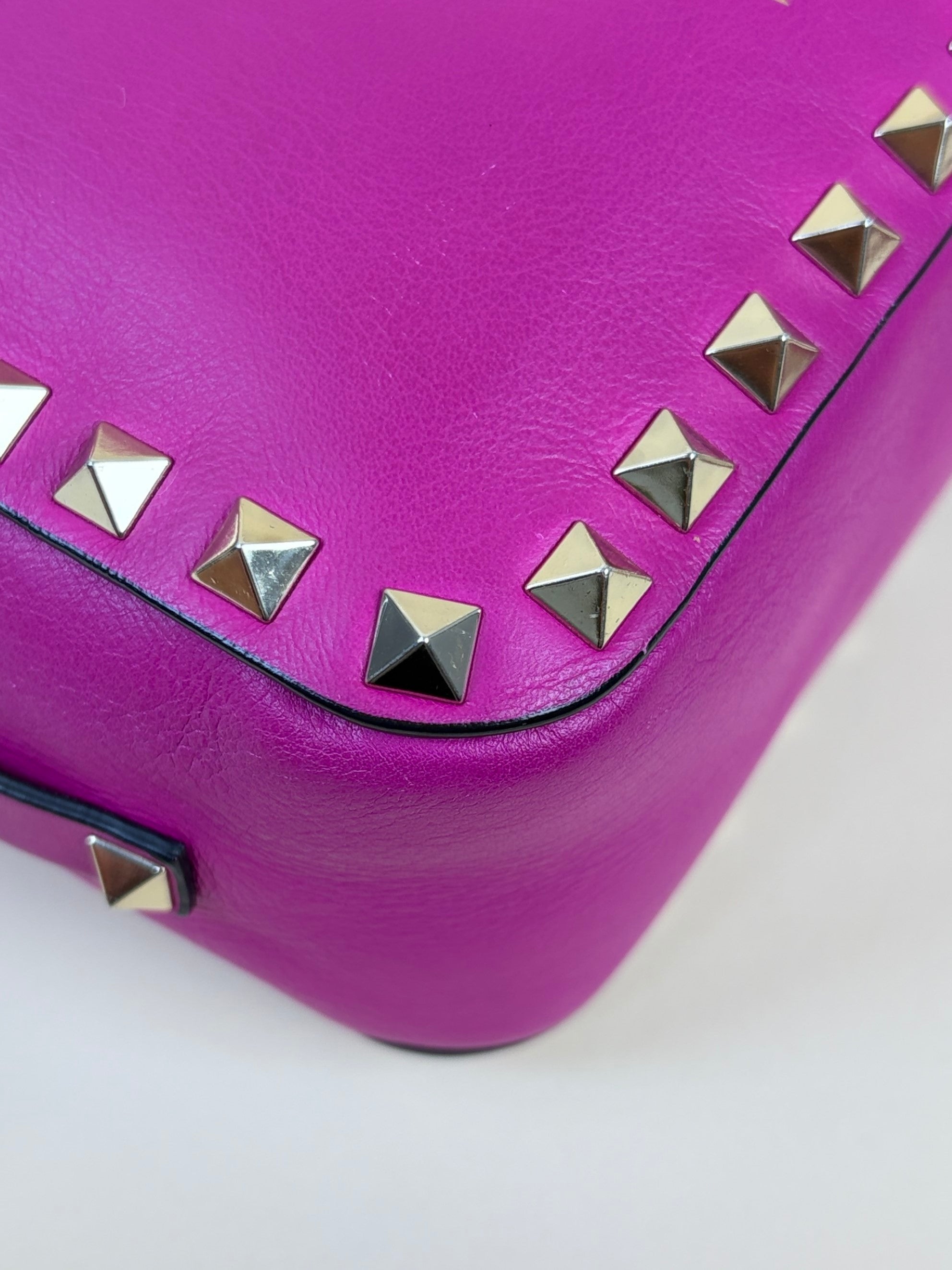 Valentino gravani fushia leather rock studded cross body camera bag