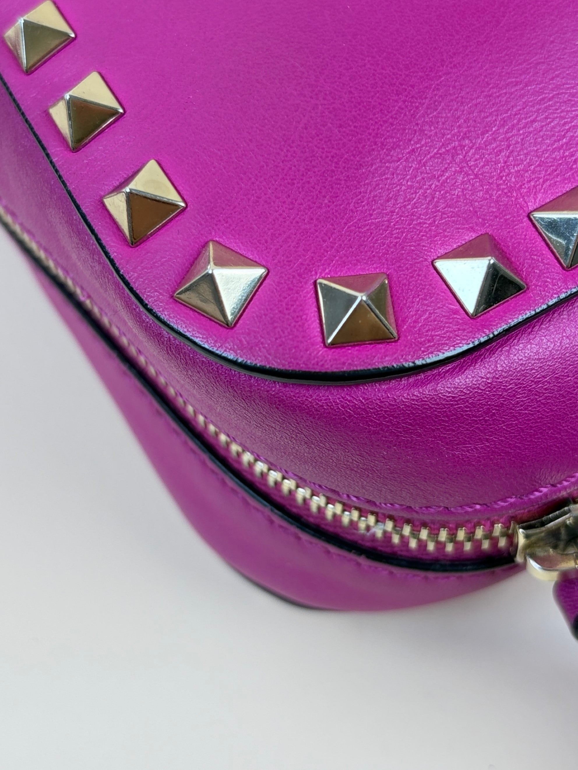 Valentino gravani fushia leather rock studded cross body camera bag