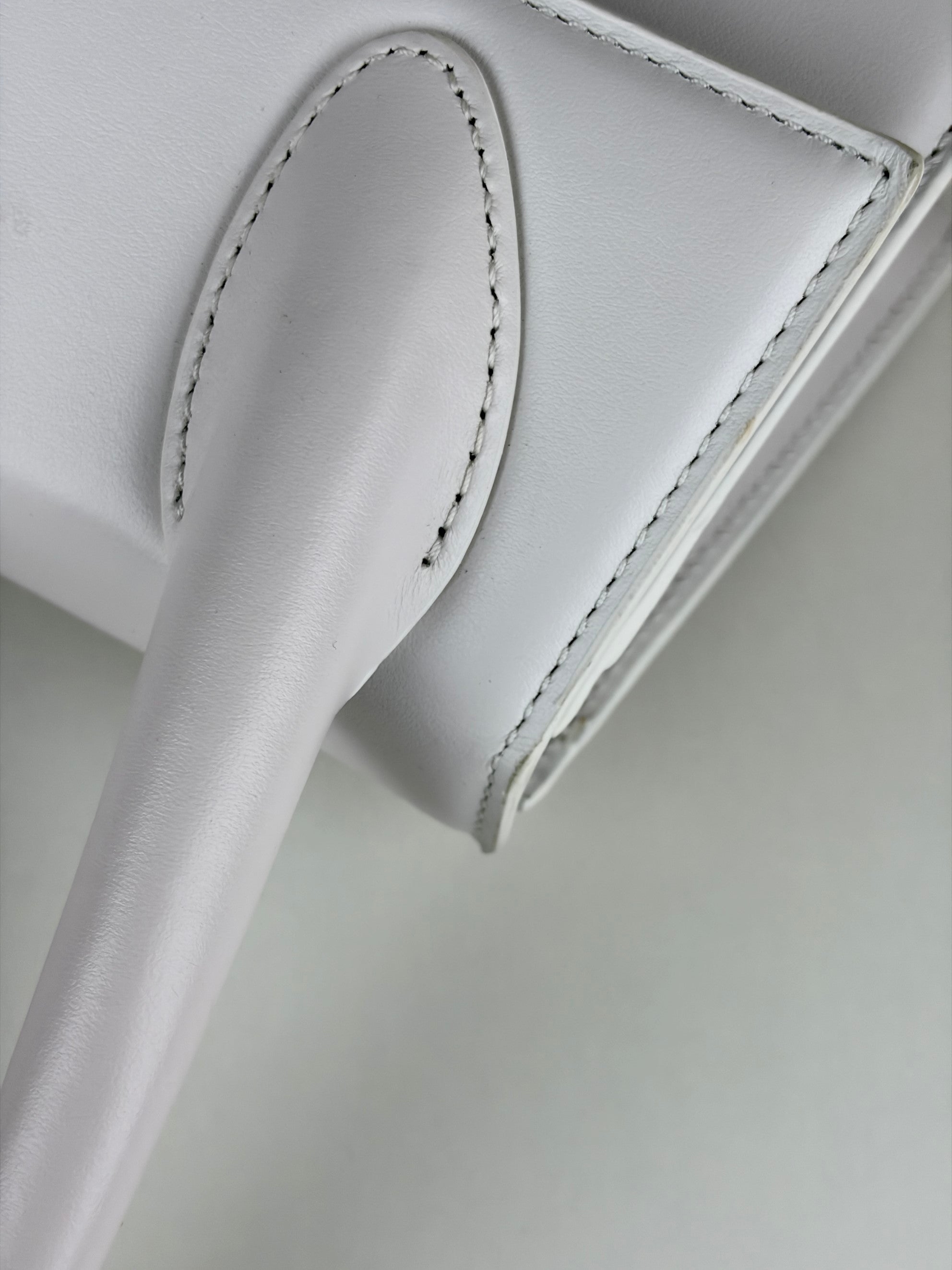 Jacquemus white leather the medium Chiqui to handbag