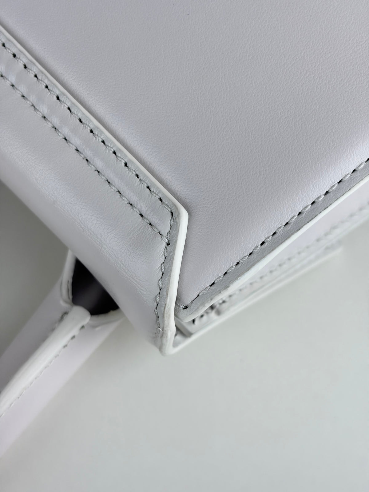 Jacquemus white leather the medium Chiqui to handbag