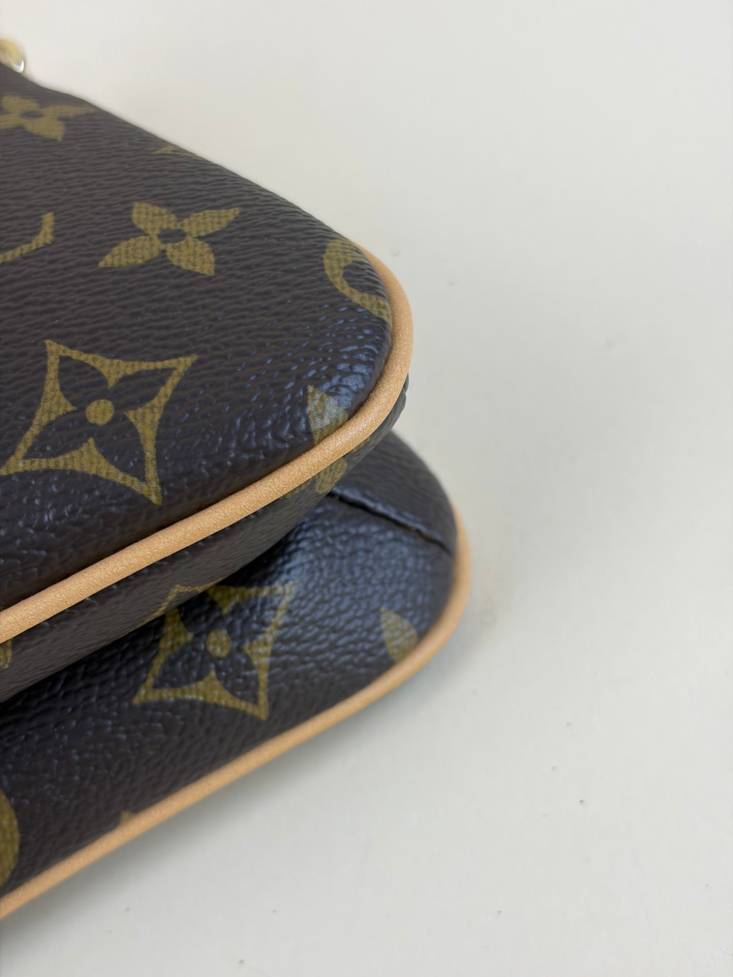 Louis Vuitton Monogram Pochette Liv Handbag