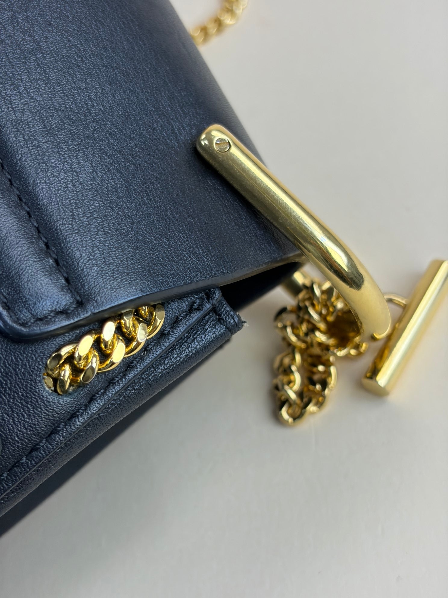 Chloe drew medium chain around