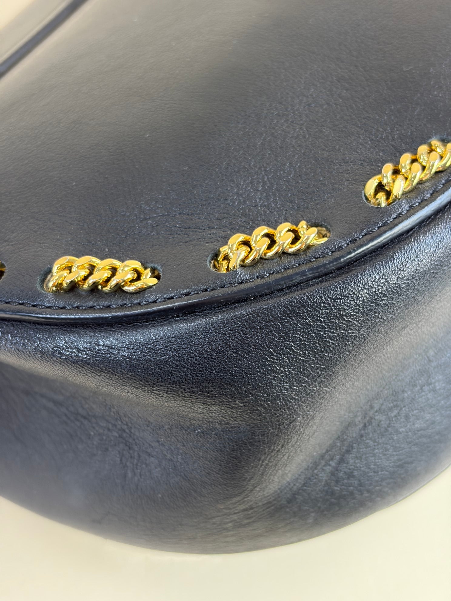 Chloe drew medium chain around