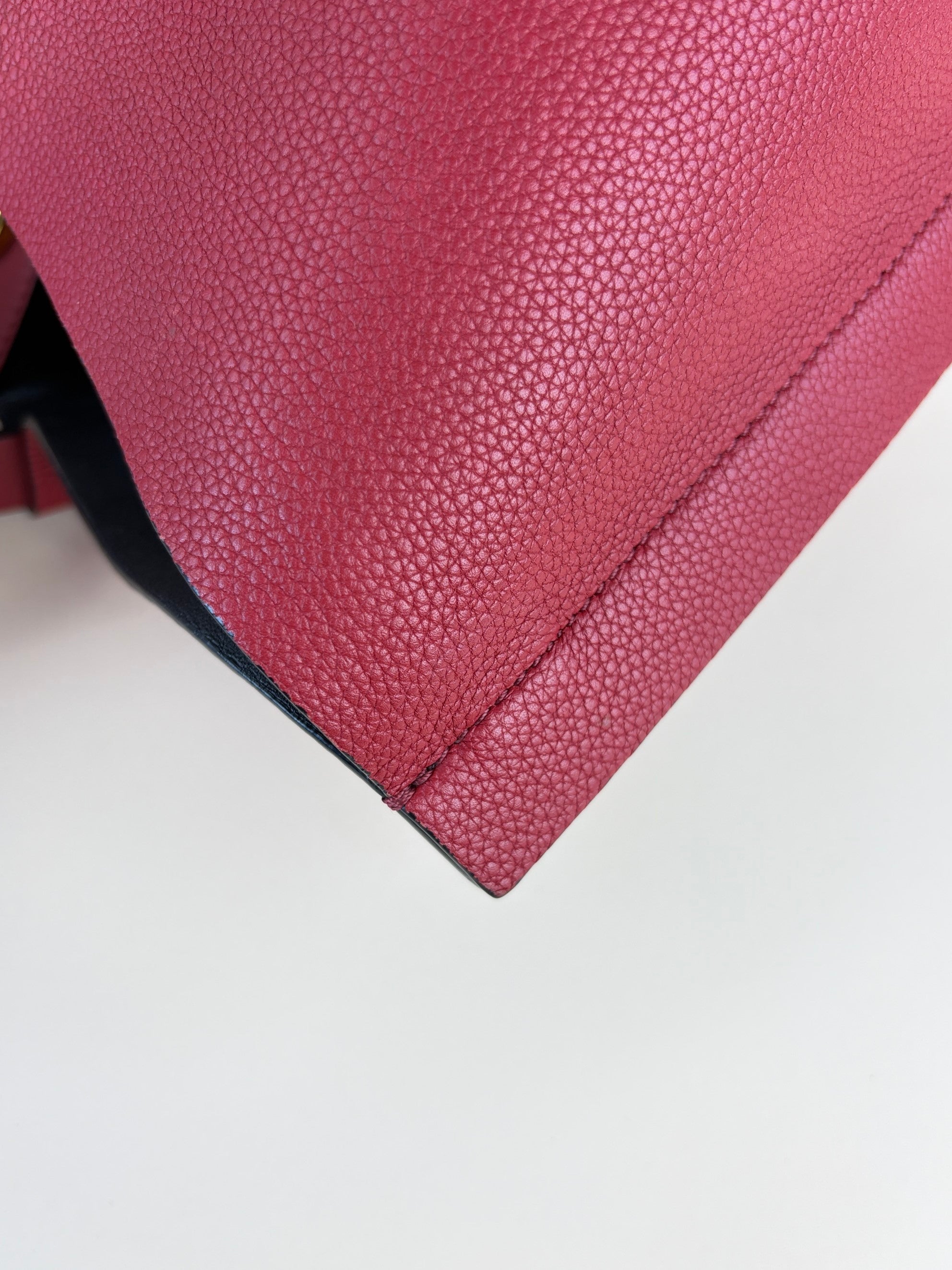 Valentino red v logo escape medium