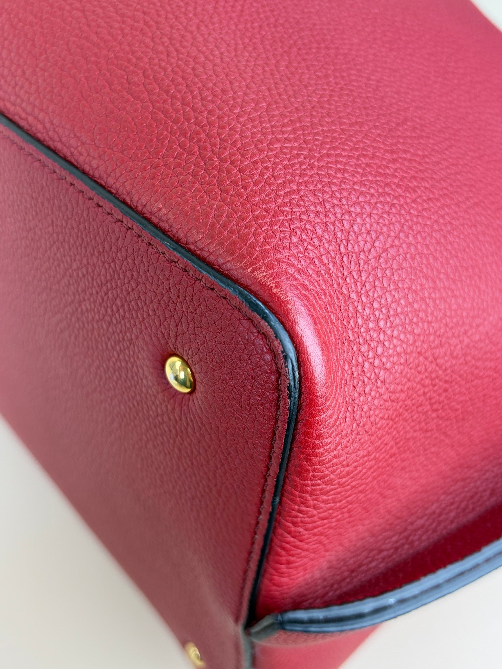 Valentino red v logo escape medium
