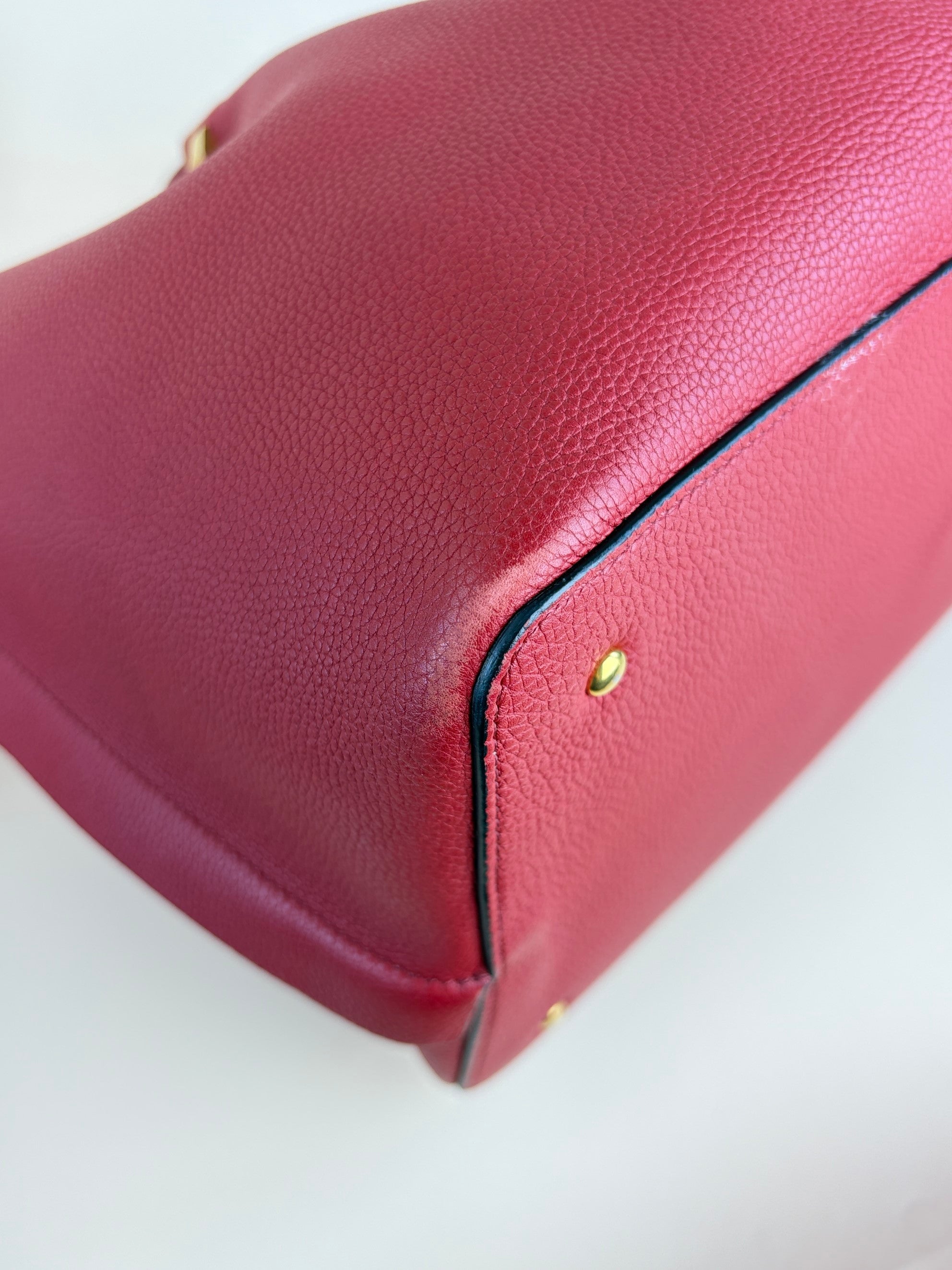 Valentino red v logo escape medium